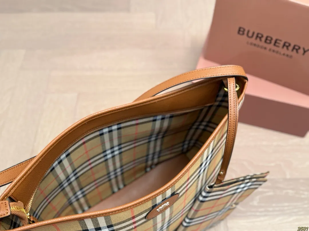 ¥150 Burberry 巴宝莉👜 简直必备款 上身真的很好看 经典气质款 日常出行 容量很大 尺寸33 35