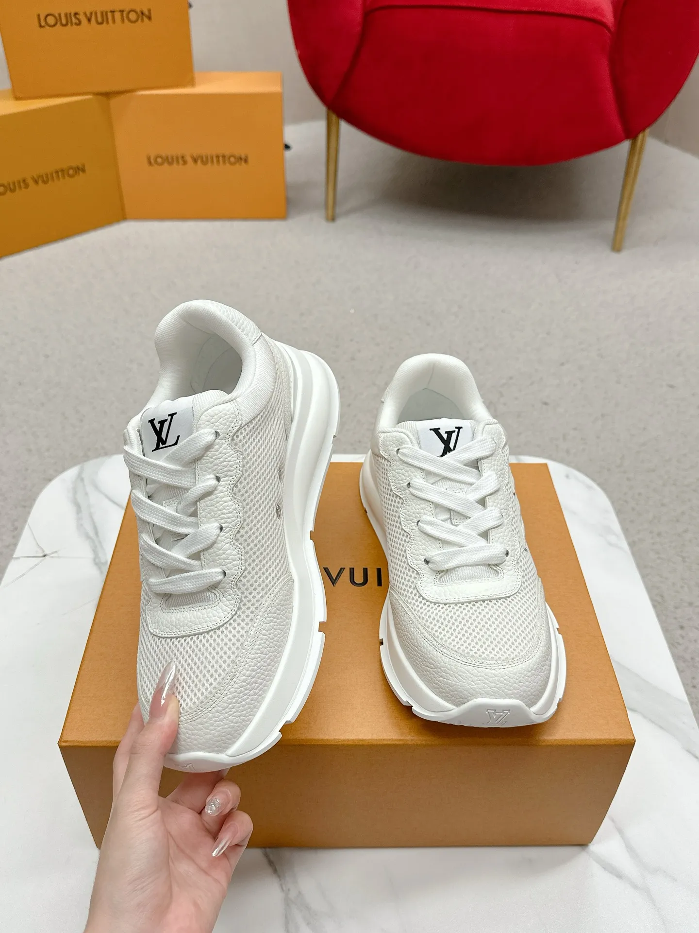 💰320 LV路易威登春夏最新款运动鞋 2025春夏新款 顶级版本‼️原版一致专柜主打最新款休闲鞋 硬货上新✨代购级别!高级感十足!国内外博主刷爆的一款,复古又时髦 增高神器 上脚美炸了!穿上满满的幸福感!官网主推款 ▪️鞋面:荔枝纹小牛皮(纹路细腻不是很粗那种)面料▪️内里:意大利进口透气纱网 ▪️大底:原版开模TPU大底▪️Size男39-44(男款45定制)