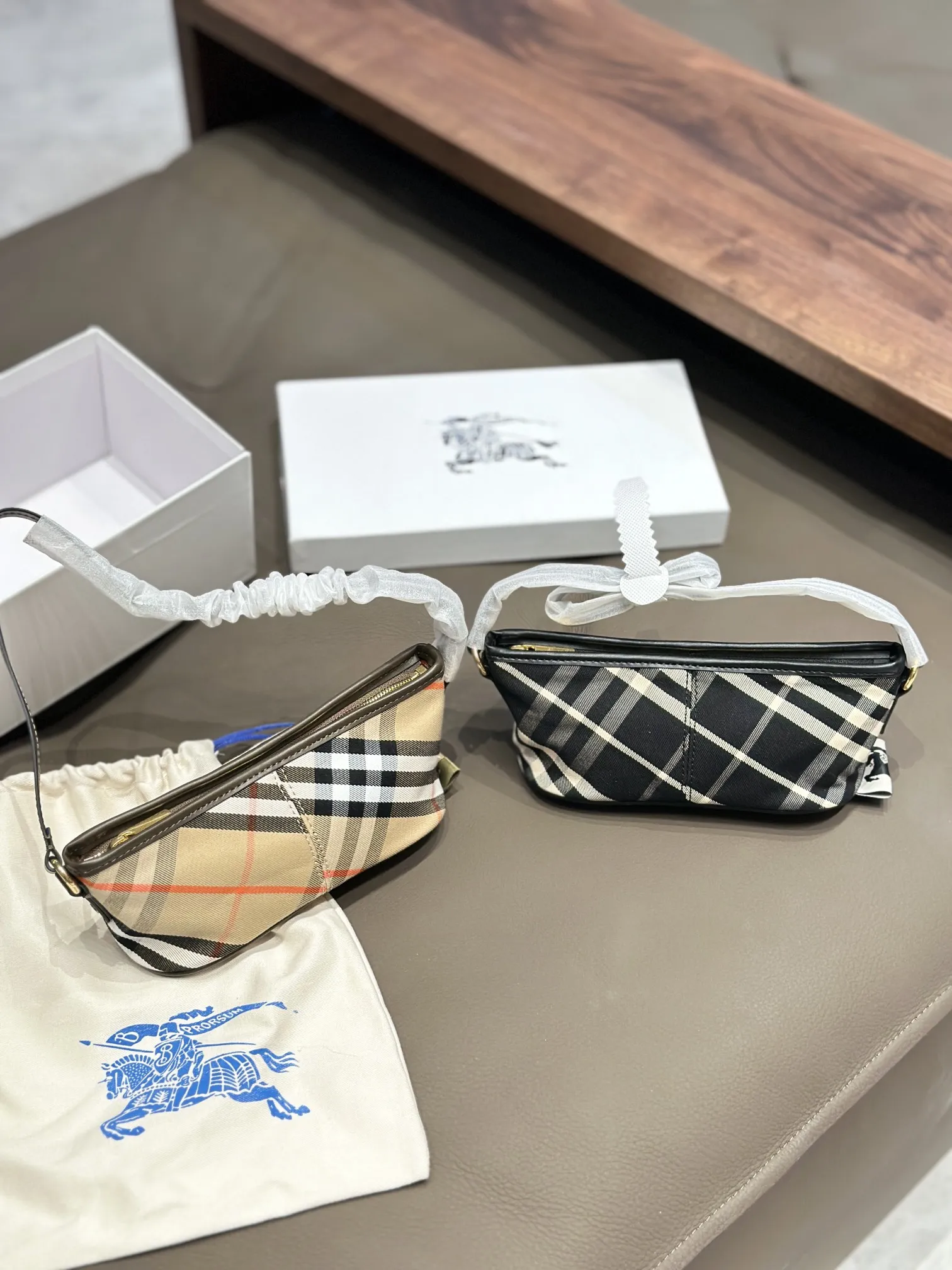 p130 Burberry女士mini腋下包新款格纹提花 Burberry女士mini腋下包新款格纹提花，代购5800,Hobo包是一款热门]的时尚单品，设计较为简约，线条流畅，呈现出一种随性、休闲的风格，可以容纳日常所需的物品，如手机、钱包、口红等。格纹的颜色和图案较为经典，容易与各种服装搭配，无论是休闲装还是正式装都能搭配出不错的效果20cm