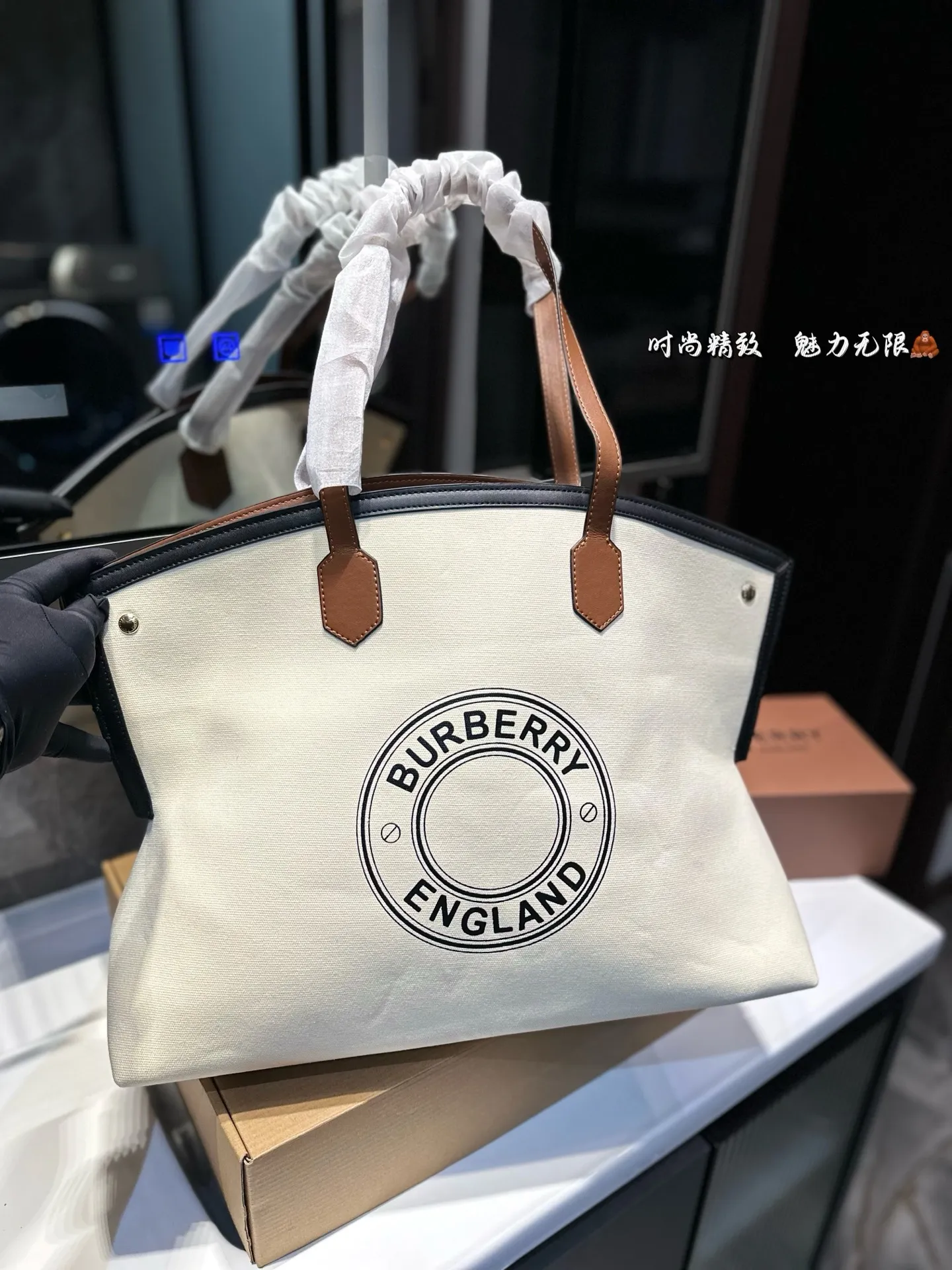 ❤️p160❤️ Burberry 2020SS托特包!!购物袋 推 荐给大家 巴宝莉大家好.推荐给大家是2020SS走秀款非常实用和百搭.相对很多托特包来说.这个款满轻便又耐用的一款! 太喜欢这个款式啦 推荐自留 尺寸 45 33