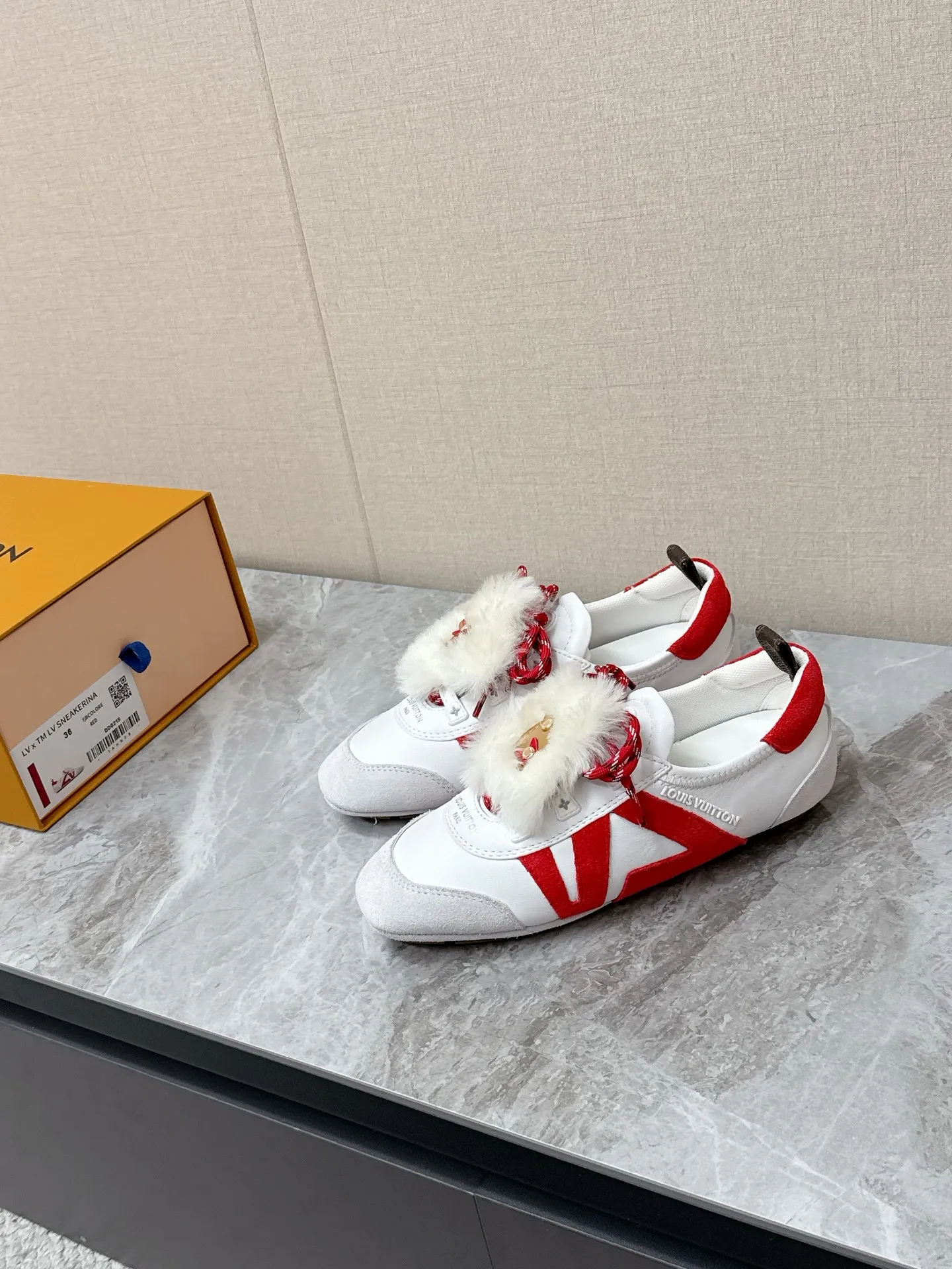 💰320 Louis Vuitton路易威登驴牌春夏Sneakerina系列 芭蕾运动鞋 德训鞋 平底鞋 原版三对购入开发完美复刻Sneakerina 芭蕾风运动鞋以丝滑绒面牛皮革塑造流畅线条 兼具芭蕾舞鞋的轻盈构型和运动鞋的舒适质感。侧面 LV 标识和Monogram 帆布后袢带丰富细节，Sacchetto 工艺和 TPU 外底升级轻柔穿着体验 底厚：1.5CM 面料: 原版定制进口头层牛皮 内里：原版定制透气网里鞋底：原版开模注塑TPU材质Size: 35-42（41 42定制）