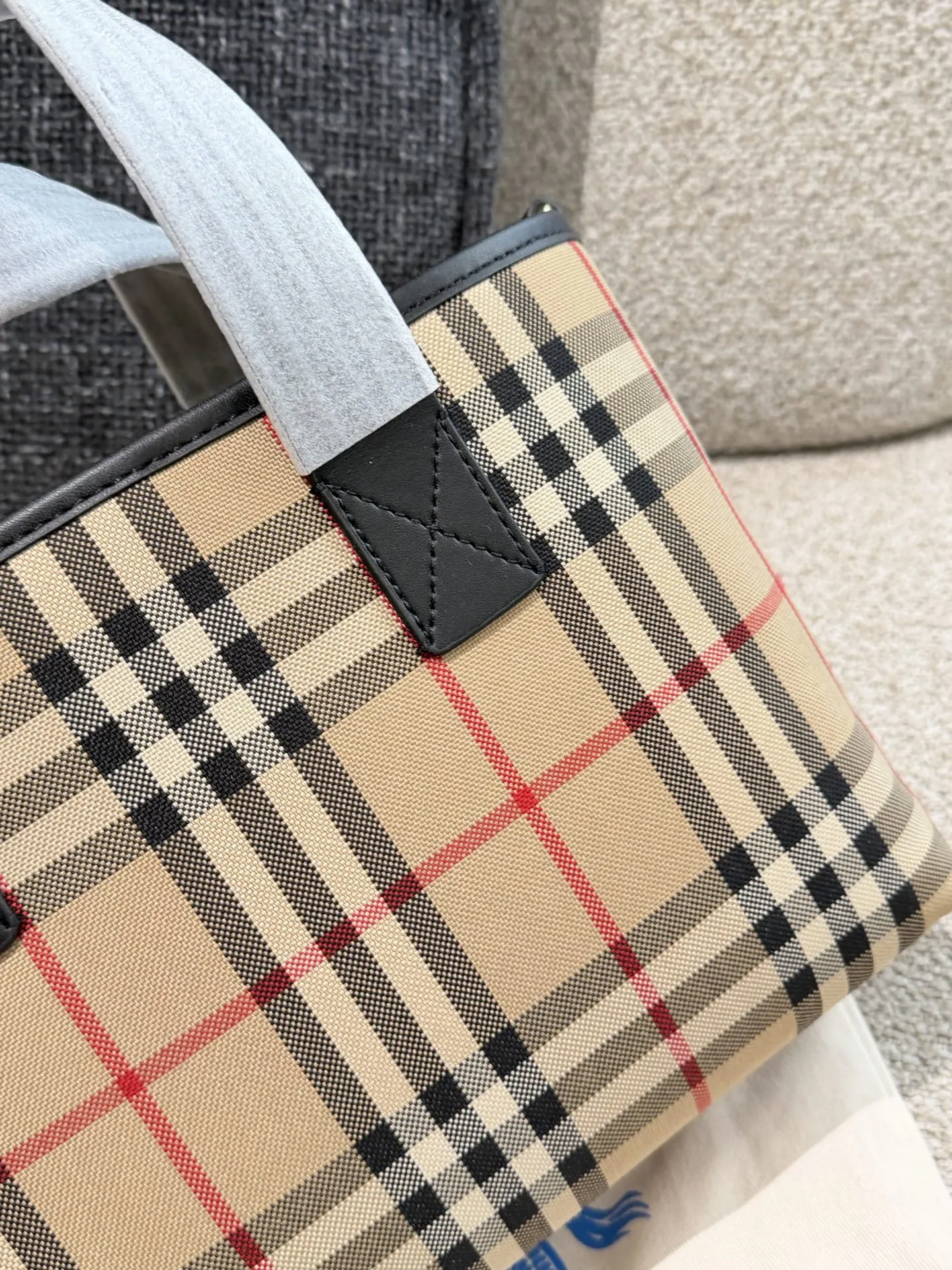 p150 Burberry家最新格纹迷你托特包，选用棉质帆布面料打造，格子面料搭配光滑皮革顶部提柄，有可调式斜背带。 顶部皮革提柄 可调式网纹肩背带开放式包口设计，搭配磁扣开合内侧口袋采用磁扣开合 尺寸 27/16.5/10