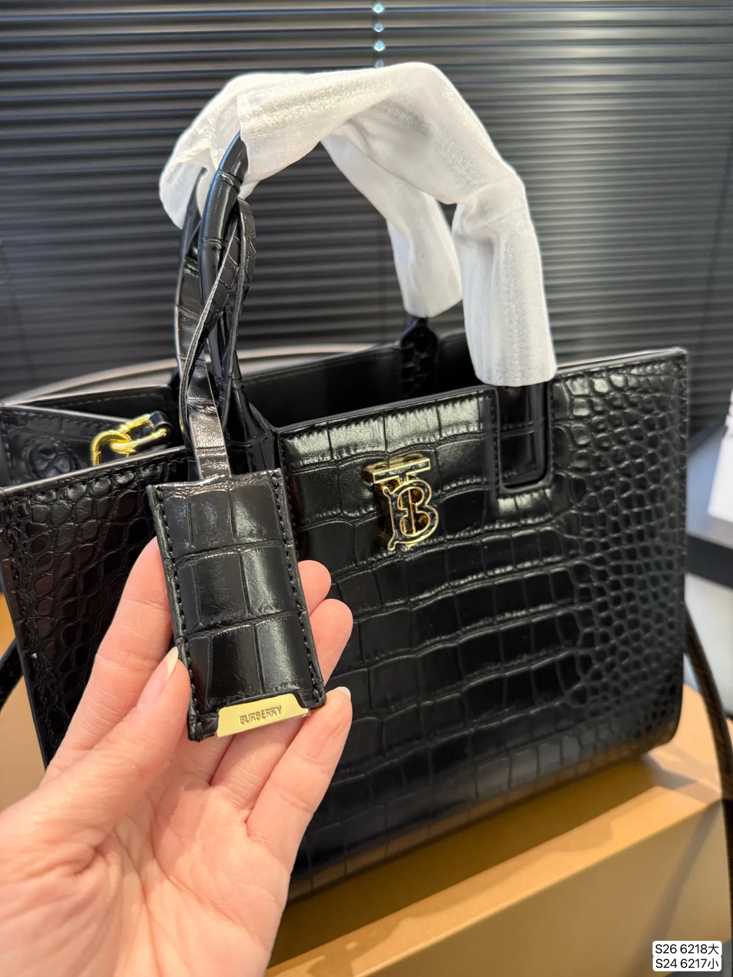 大号P180 小号P170 配折叠盒子巴宝莉Burberry |托特包 新款托特包包啊！ 侧面吸口模式 手提的同时 蒂一根长肩带可以斜挎和单肩！ 快来买呀 尺寸：大号33 24 小号27 21 货号大6218 小6217