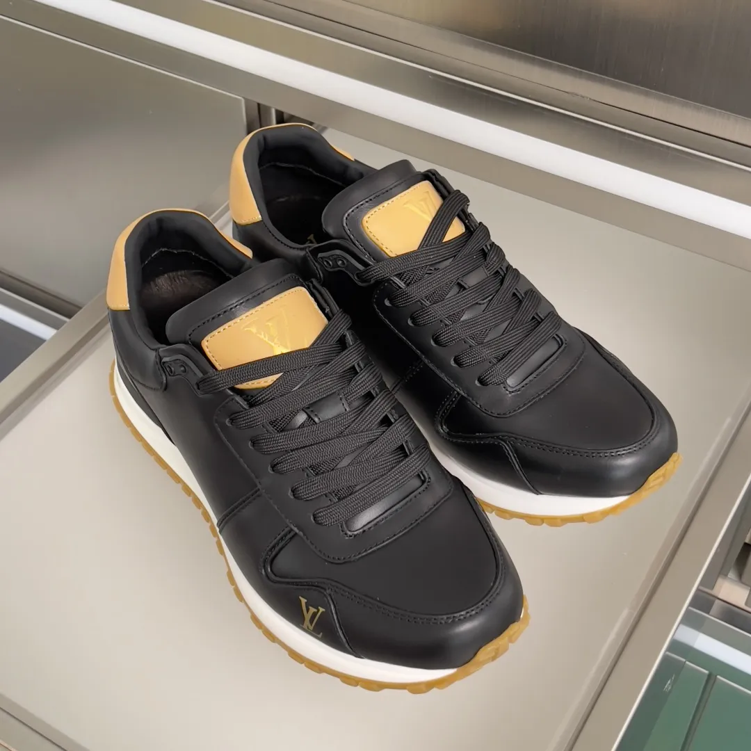 顶级版本:男款390💰 LV 路易威登 驴牌L家 经典Run Away系列 休闲 运动鞋 老爹鞋 原版购入开发 做货 本款 Run Away 运动鞋融汇品牌经典 Monogram 压纹粒面牛皮革和 Epi 牛皮革,以坡跟橡胶外底诠释跑鞋灵感。LV 字母和路易威登巴黎标识分别点缀鞋舌和后部 配送专柜精美包装🛍📦 ▪️ 面料:原版定制进口头层牛皮 ▪️ 内里:原版定制羊皮+透气网里 ▪️ 鞋底:原版开模防滑TPU材质 ▪️ 底厚:4CM ▪️ Size: 男款39-46