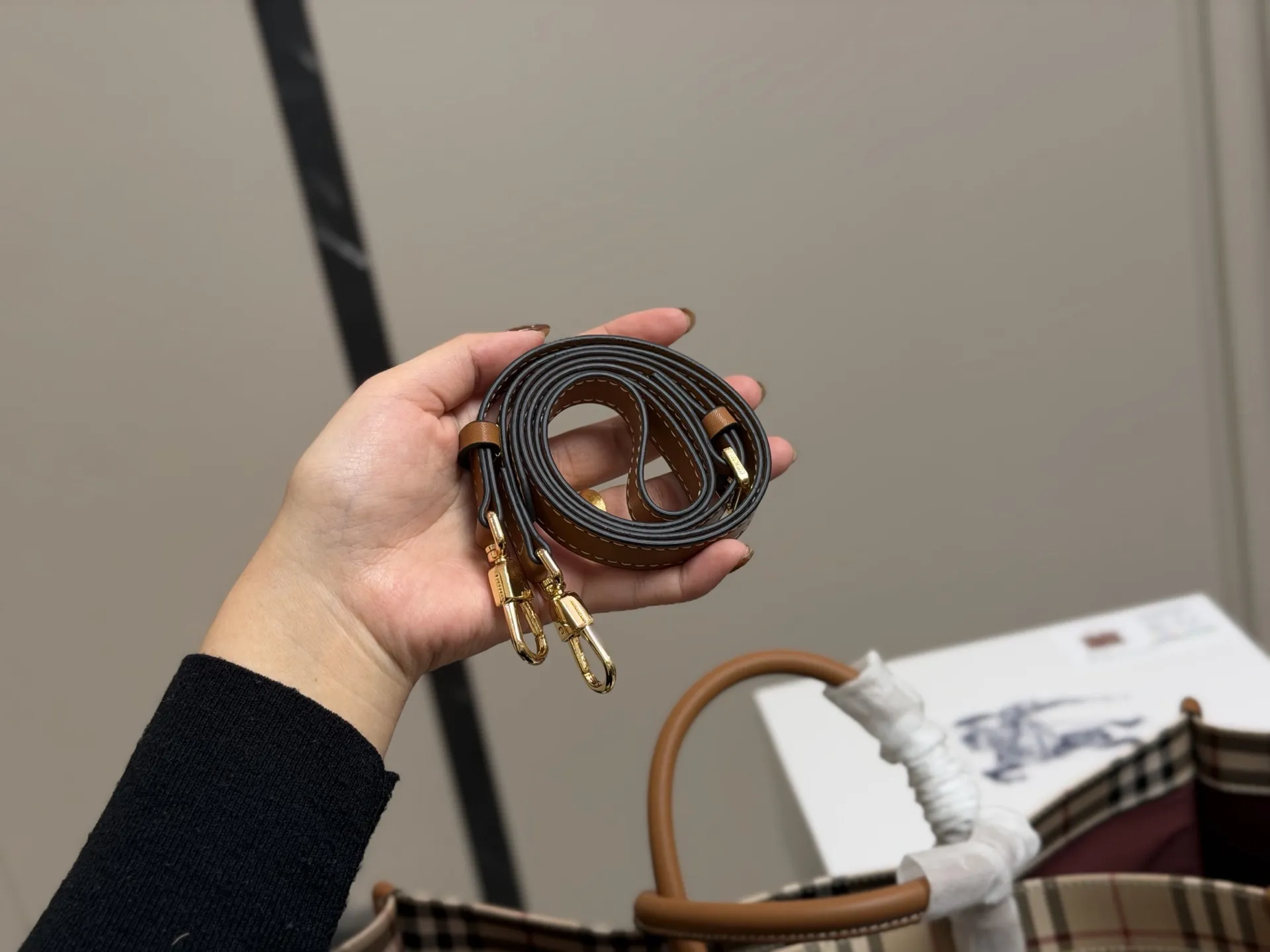 ¥210 ¥180 size: 38.28cm 23.20cm 巴宝莉Freya 帆布tote(托特) 方方正正的外形自带一股复古学院气息! 真的好爱粉色 夏天小托特的不二选择!