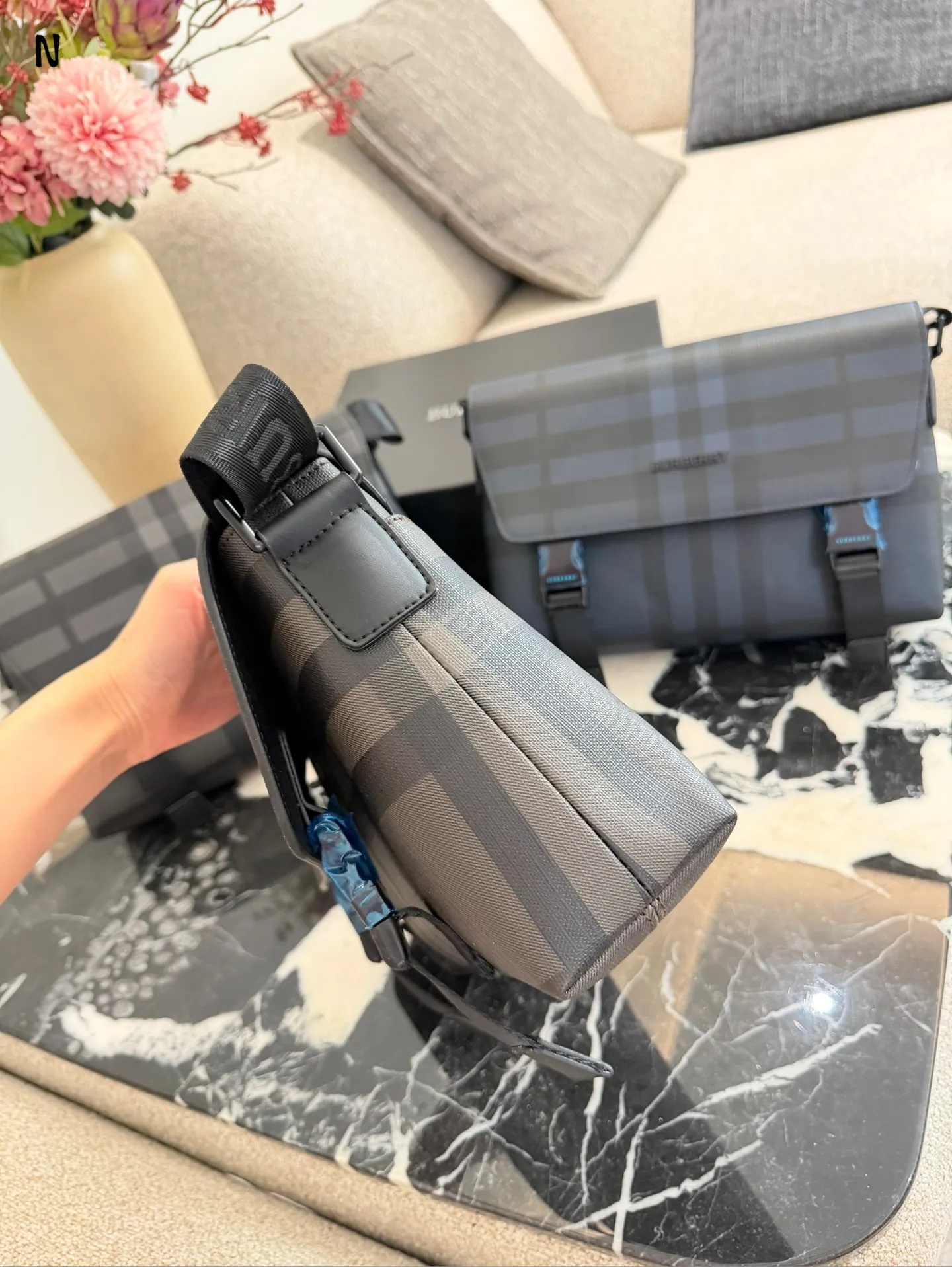 p170 Burberry炭灰格纹信使包 Burberry这款炭灰格纹信使包， 采用经典格纹帆布+小 牛皮饰边，低调又高级。29x8.5x17.5cm约29x8.5x17.5cm， 内部空间合理，通勤日常都很OK!可调节肩带，单肩斜挎随心切换，实用又有型+。英伦风满满，男女都能轻松驾驭，休闲或商务穿搭都超百搭!