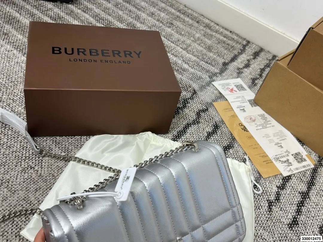 p165 配礼盒 burberry Lola新品链条包 软软的皮质加上珩缝工艺写满了高级! 和我的基础款怎么搭都好看! 尺寸22.15