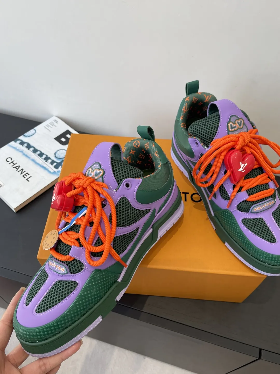 400💰新版面 Louis Vuiton路易威登 Skate系列面包鞋滑板鞋 运动鞋（配饰➕60❗️） LV Skate从2020年开始延续The View专业滑板鞋款，这种风格延续了90年代肥大的版型。设计师们添加了俏皮的元素，例如开放式网面鞋舌和向Axion、es和DC致敬的夸张鞋带。这款LVSK8运动鞋不同于典型的滑板鞋，它采用牛巴革制成，带有TPU饰边和Monogram纹理。最后，还有鞋跟和鞋舌上的logo以及侧面花卉图案。 面料：原版定制头层牛皮+透气网面 内里：原版进口透气网里 鞋底：原版开模tpu大底 码数：35-45