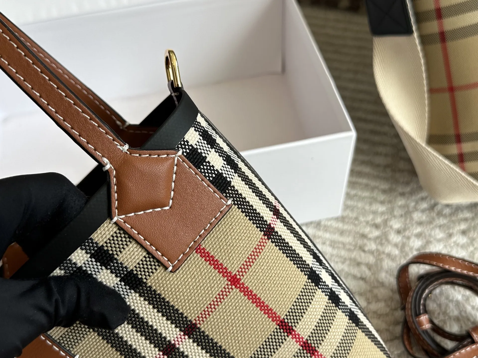 💰150 配盒 size：底宽11 上宽20高18 Bur|可爱的小 格纹水桶包/菜篮子 超级经典的小格子哦！