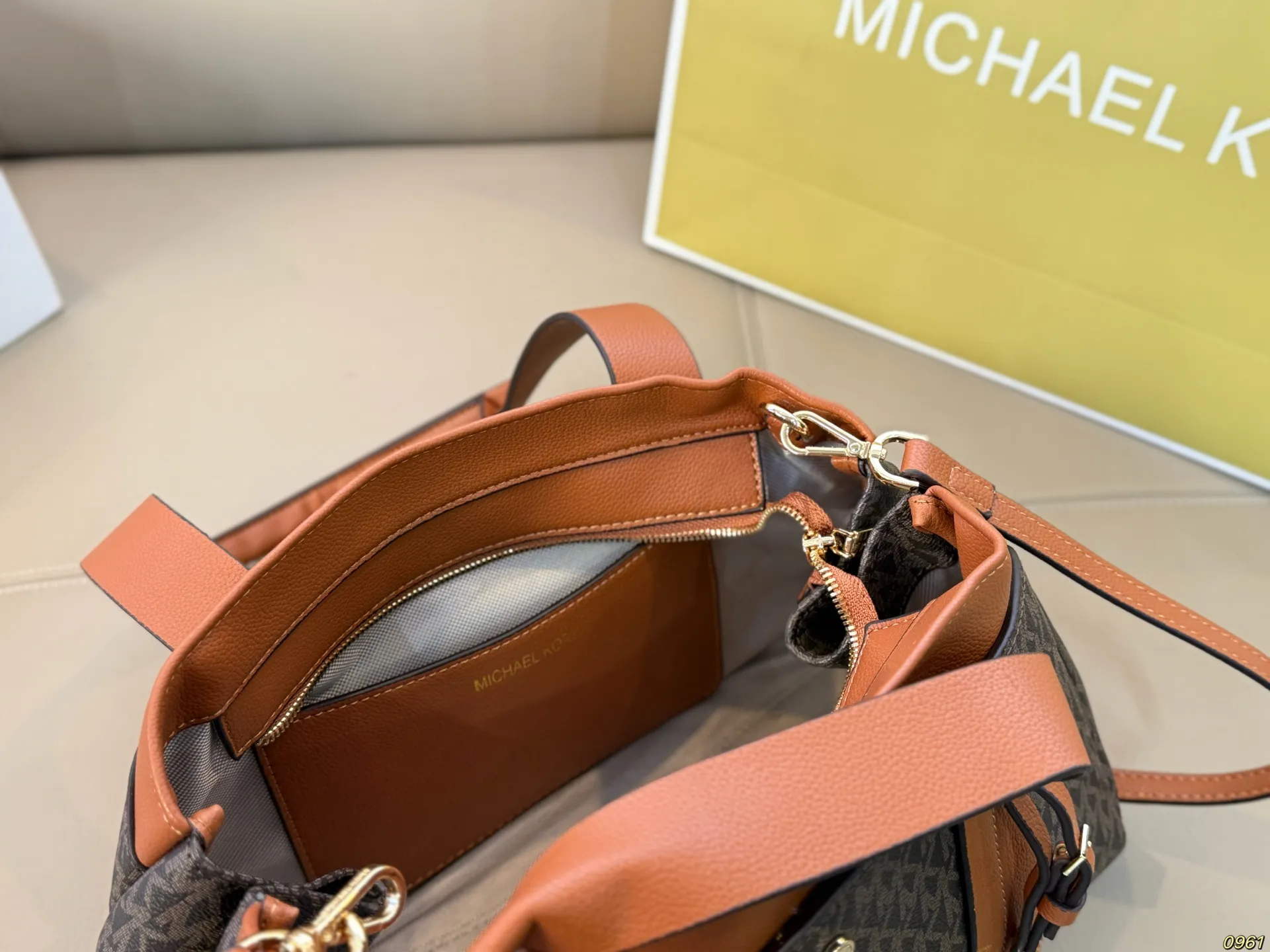 ¥165折叠盒 MK手提包托特包 简直无法拒绝 超显气质 高级感十足 集美必入款 尺寸32 18