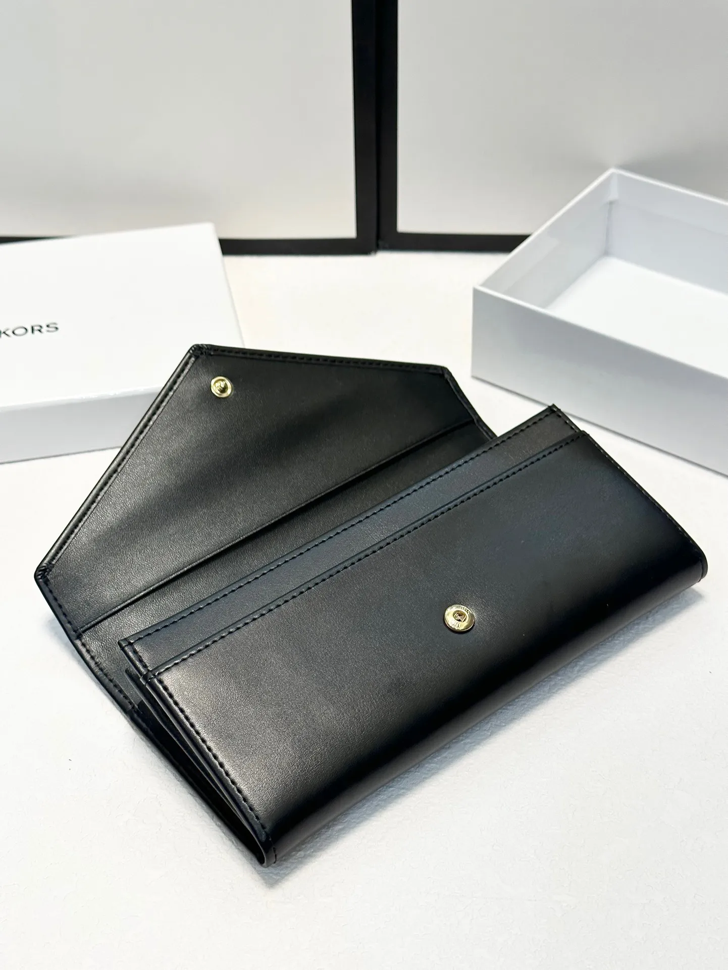 P95🎀🎀颜色 黑🎀尺寸 19x10🎀实拍MK✨优质牛皮🐂手感一流👏时尚设计💋潮版百搭，简约大方，经典永不过时💍长款钱包