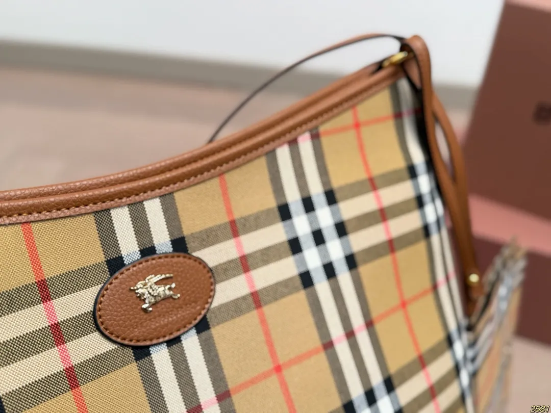 &yen;150 Burberry 巴宝莉👜 简直必备款 上身真的很好看 经典气质款 日常出行 容量很大 尺寸33 35