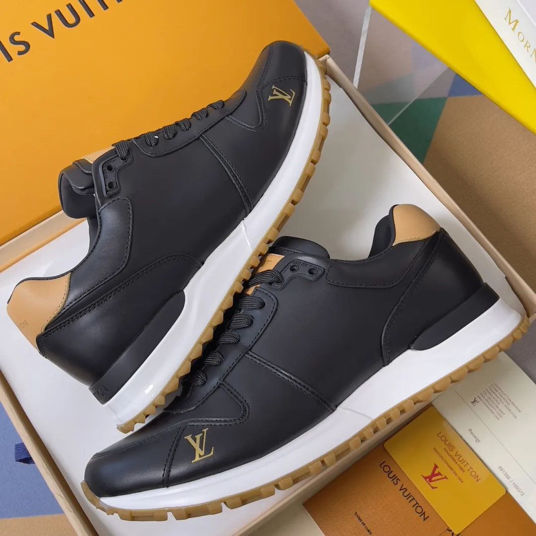 顶级版本：男款390💰 LV 路易威登 驴牌L家 经典Run Away系列 休闲 运动鞋 老爹鞋 原版购入开发 做货 本款 Run Away 运动鞋融汇品牌经典 Monogram 压纹粒面牛皮革和 Epi 牛皮革，以坡跟橡胶外底诠释跑鞋灵感。LV 字母和路易威登巴黎标识分别点缀鞋舌和后部 配送专柜精美包装🛍📦 ▪️ 面料：原版定制进口头层牛皮 ▪️ 内里：原版定制羊皮+透气网里 ▪️ 鞋底：原版开模防滑TPU材质 ▪️ 底厚：4CM ▪️ Size: 男款39-46