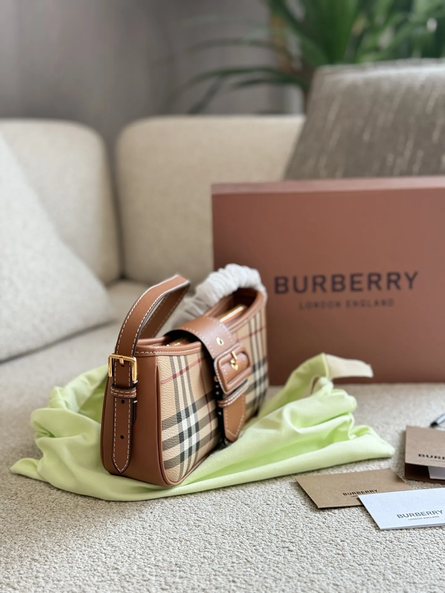 p155 你的夏日必备包款|BURBERRY 采用BURBERRY品牌典藏格纹,将复古的英伦风展现得淋漓尽致,不同的包型可以打造不同的风格体验感25cm