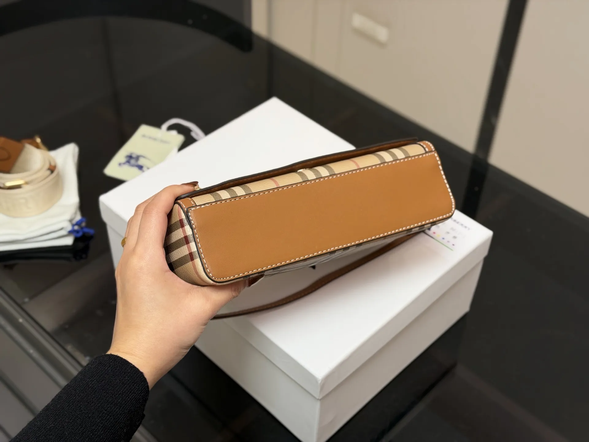 &yen;170 配盒 size：24*13cm 巴宝莉帆布邮差包！ 自带vintage气质。 橄榄绿看起来更有质感，更特别。