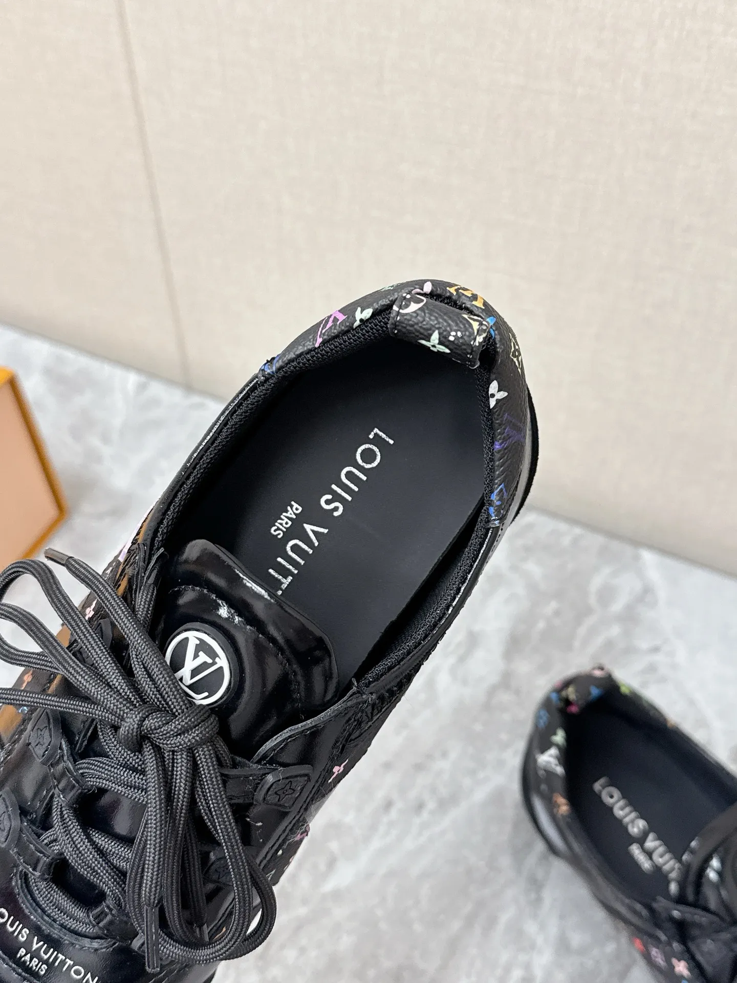 💰300 Louis Vuitton路易威登驴牌春夏Sneakerina系列 芭蕾运动鞋 德训鞋 平底鞋 原版三对购入开发完美复刻Sneakerina 芭蕾风运动鞋以丝滑绒面牛皮革塑造流畅线条 兼具芭蕾舞鞋的轻盈构型和运动鞋的舒适质感。侧面 LV 标识和Monogram 帆布后袢带丰富细节，Sacchetto 工艺和 TPU 外底升级轻柔穿着体验 底厚：1.5CM 面料: 原版定制进口头层牛皮 内里：原版定制透气网里鞋底：原版开模注塑TPU材质Size: 35-42（41 42定制）