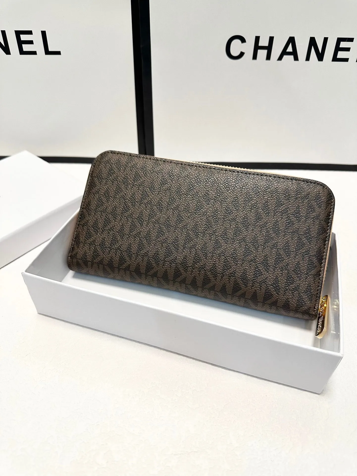 P95🎀🎀颜色 咖🎀尺寸 19x10🎀实拍MK✨优质牛皮🐂手感一流👏时尚设计💋潮版百搭,简约大方,经典永不过时💍单拉链钱包