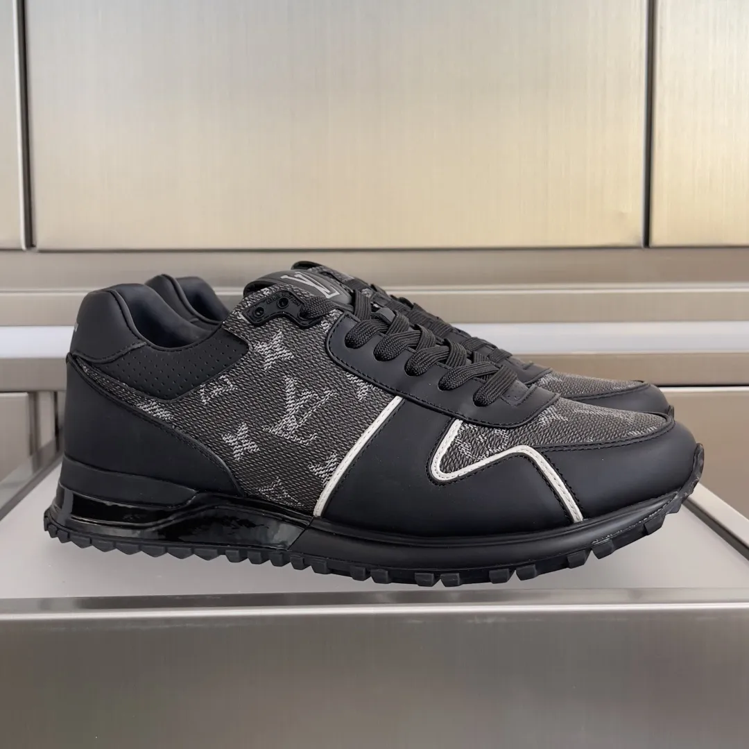 顶级版本:男款390💰 LV 路易威登 驴牌L家 经典Run Away系列 休闲 运动鞋 老爹鞋 原版购入开发 做货 本款 Run Away 运动鞋融汇品牌经典 Monogram 压纹粒面牛皮革和 Epi 牛皮革,以坡跟橡胶外底诠释跑鞋灵感。LV 字母和路易威登巴黎标识分别点缀鞋舌和后部 配送专柜精美包装🛍📦 ▪️ 面料:原版定制进口头层牛皮 ▪️ 内里:原版定制羊皮+透气网里 ▪️ 鞋底:原版开模防滑TPU材质 ▪️ 底厚:4CM ▪️ Size: 男款39-46