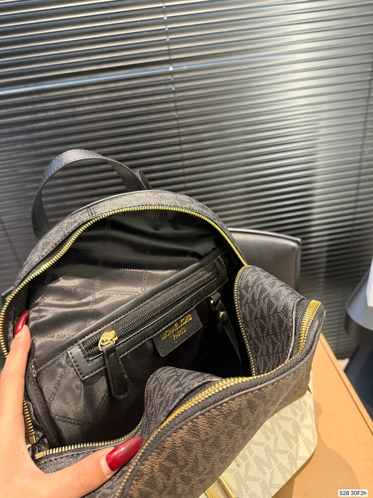 P190 配盒子MK双肩包... 夏天、冬天都能背上它！ 是不是性价比超级高？ 我们需要脱掉高跟鞋 换上运动鞋和双肩包， 给自己一日的轻盈。 尺寸25 31 货号30F2 ​