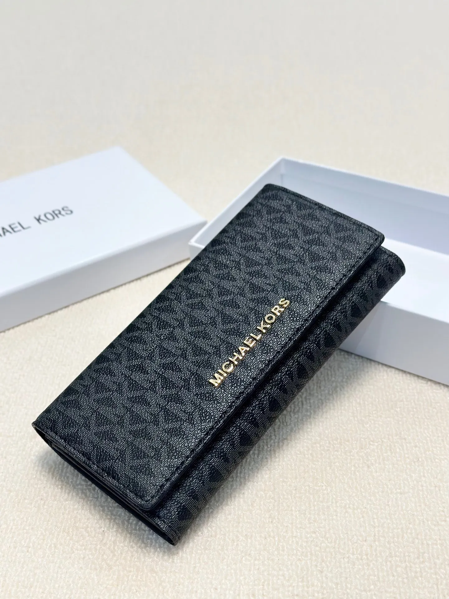 P95🎀🎀颜色 黑 咖🎀尺寸 19x10🎀MK✨优质牛皮🐂手感一流👏时尚设计💋潮版百搭,简约大方,经典永不过时💍长款钱包