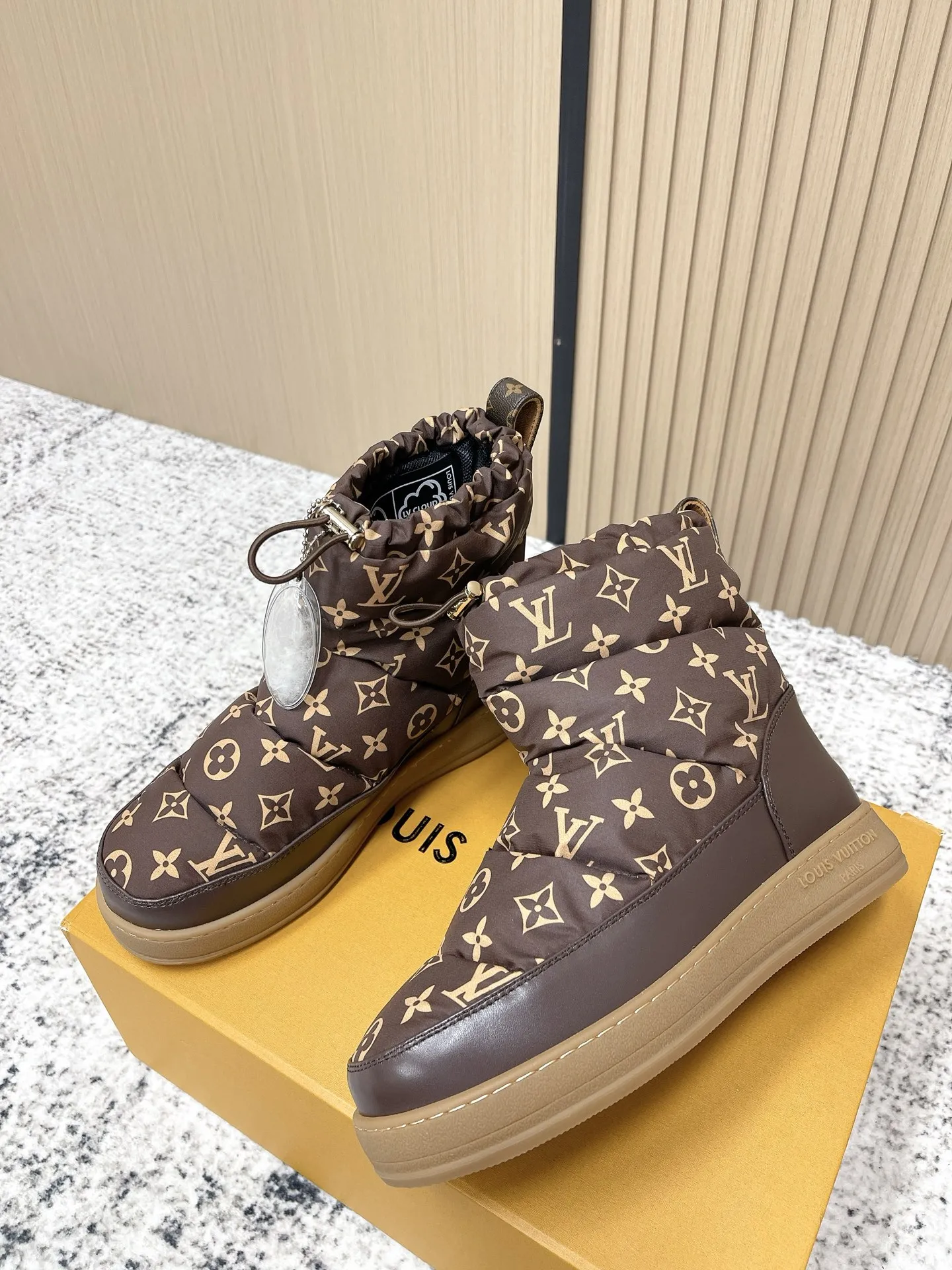 顶级版本:💰320 LV 路易威登 L家 驴牌 老花 厚底 羽绒 雪地靴 本款 LV Cloud 系带高帮运动鞋以舒适羊毛皮及经典 Monogram 帆布构筑舒暖瞩目构型,为 LV Ski 系列再添潮流一员,可在雪道运动与城市街头间无缝切换。交叉鞋带点缀亮泽孔眼,橡胶外底抒写路易威登标识 ▪️ 面料:原版定制进口防水布 ▪️ 内里:原版进口保暖BK布里 ▪️ 鞋底:原版开模防滑橡胶大底 ▪️ 底厚:3CM ▪️ Size: 35-39(40定做)