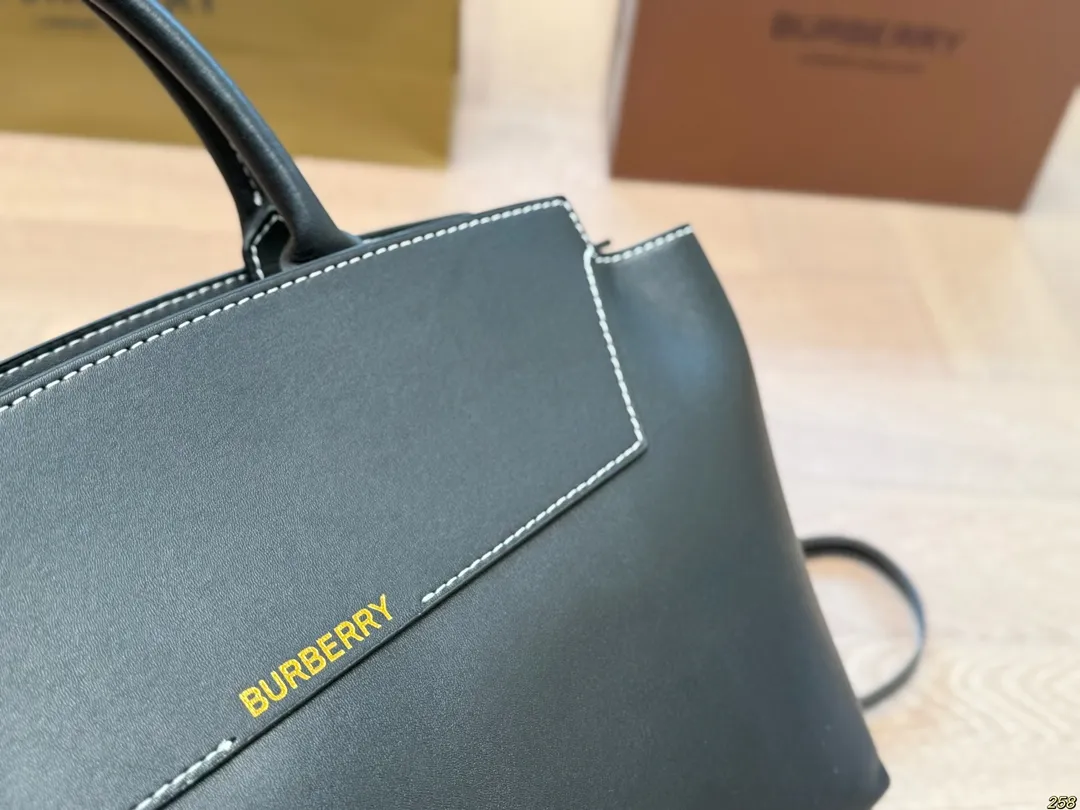 &yen;160 Burberry 巴宝莉👜 简直必备款 上身真的很好看 经典气质款 日常出行 容量很大 尺寸28 20