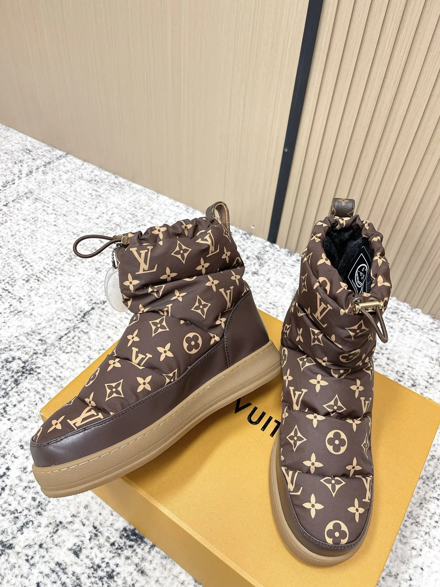 顶级版本:💰320 LV 路易威登 L家 驴牌 老花 厚底 羽绒 雪地靴 本款 LV Cloud 系带高帮运动鞋以舒适羊毛皮及经典 Monogram 帆布构筑舒暖瞩目构型,为 LV Ski 系列再添潮流一员,可在雪道运动与城市街头间无缝切换。交叉鞋带点缀亮泽孔眼,橡胶外底抒写路易威登标识 ▪️ 面料:原版定制进口防水布 ▪️ 内里:原版进口保暖BK布里 ▪️ 鞋底:原版开模防滑橡胶大底 ▪️ 底厚:3CM ▪️ Size: 35-39(40定做)