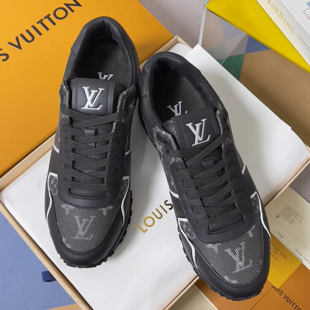 顶级版本：男款390💰 LV 路易威登 驴牌L家 经典Run Away系列 休闲 运动鞋 老爹鞋 原版购入开发 做货 本款 Run Away 运动鞋融汇品牌经典 Monogram 压纹粒面牛皮革和 Epi 牛皮革，以坡跟橡胶外底诠释跑鞋灵感。LV 字母和路易威登巴黎标识分别点缀鞋舌和后部 配送专柜精美包装🛍📦 ▪️ 面料：原版定制进口头层牛皮 ▪️ 内里：原版定制羊皮+透气网里 ▪️ 鞋底：原版开模防滑TPU材质 ▪️ 底厚：4CM ▪️ Size: 男款39-46