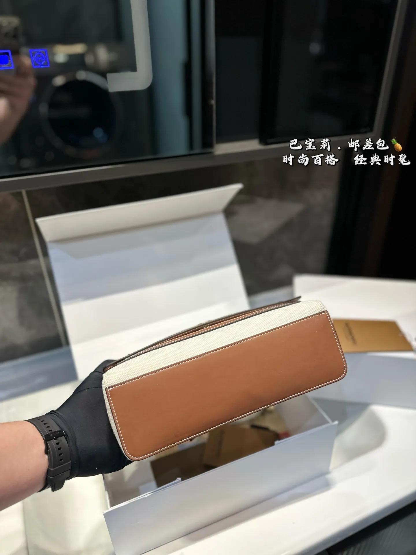 ❤️p155（礼盒包装）❤️ 巴宝莉BURBERRY 邮差包巴宝莉专柜最新款单肩斜挎包，实用耐久的面料 采特殊材质搭配牛皮🐂四季必备 单肩斜挎背两用款 尺寸 25.18