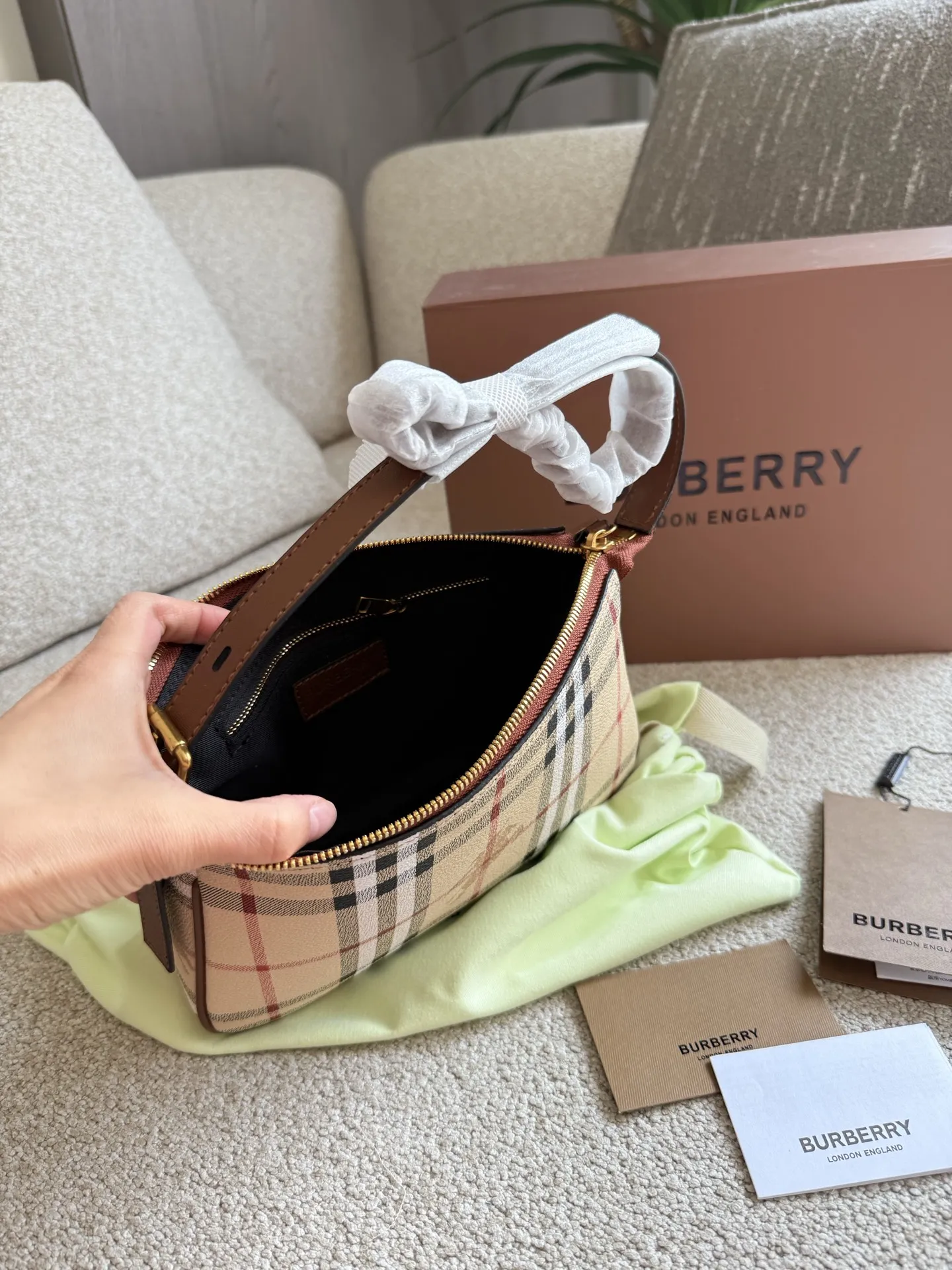 p100 burberry|舍 不得扒出来的宝藏包包新入的burberry麻将包~ 老花麻将包很实用皮质柔软!日日非常的百搭复古高级感 背出去逛街被问了好多次o把这个宝藏包包分享给姐妹们~记得捂紧自己的口袋9哟