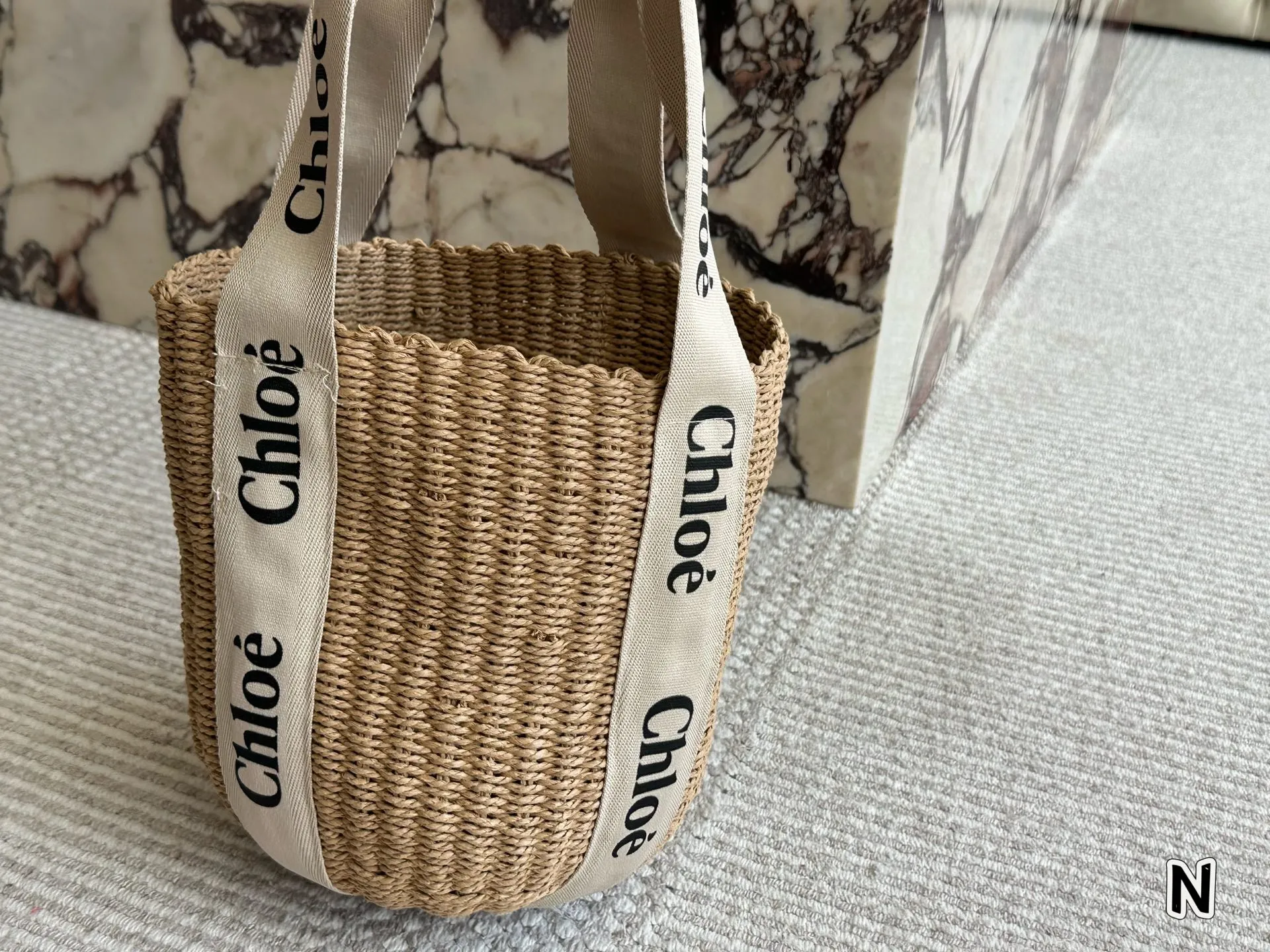 ¥110 chloe这个新款草编包菜篮子 印logo的手提袋和皮肩带还有草编的组合真的好清爽炒适合海边,是属于夏天的包没错啦而且到目前为止没有跟任何人撞过包国 容量很大,可以放两部手机,还有一些女孩子补妆的东西,实用满分了,被路人夸好看是对它最大的赞美吧 夏天的样子 背起来吧 姐妹们 尺寸 25cm