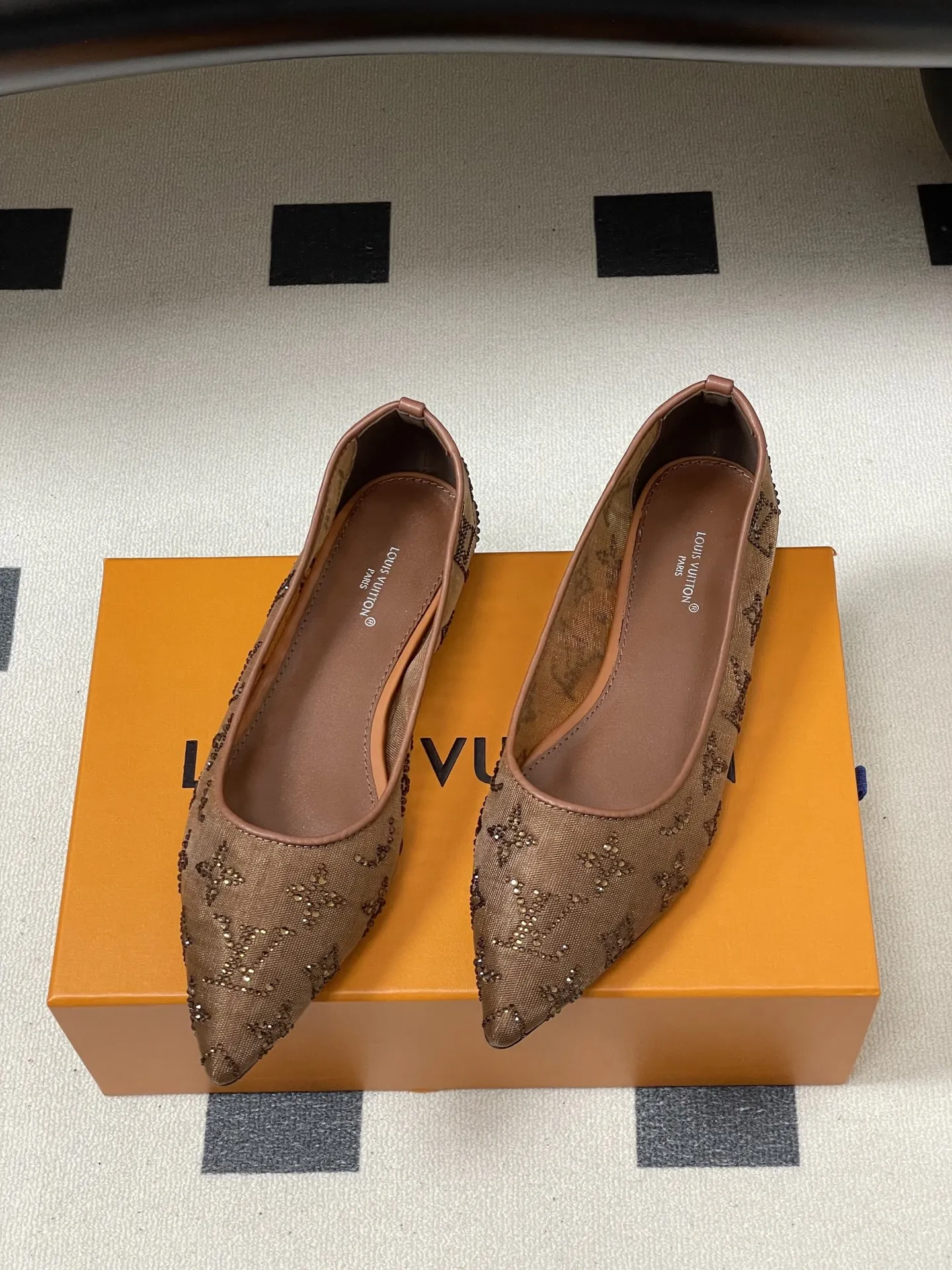 p260- 25ss夏季新款 LOUIS VUITTON 路易威登 LV 网纱钻面仙女鞋网面烫钻平底单鞋 Bing...Bling...✨网纱水晶钻&bull; 鞋面采用了透气的网纱材质，这种材质不仅能让脚部在穿着时保持相对透气舒适，同时也让鞋面上的水钻装饰更加醒目亮眼；内里羊皮，贴合脚部肌肤，提升穿着的舒适体验！ 尖头的设计能够拉长脚部线条，让脚部看起来更加纤细优雅，平底的设定则保证了穿着时的舒适度与行走的便利性，适合日常长时间穿着或者搭配较为正式、休闲的服装造型。 鞋面：定制网面镶烫澳洲水钻 内里垫脚：羊皮 鞋底：意大利A级真皮大底 跟高：平底/8.5cm 码数：35-39（40.41定做不退换）