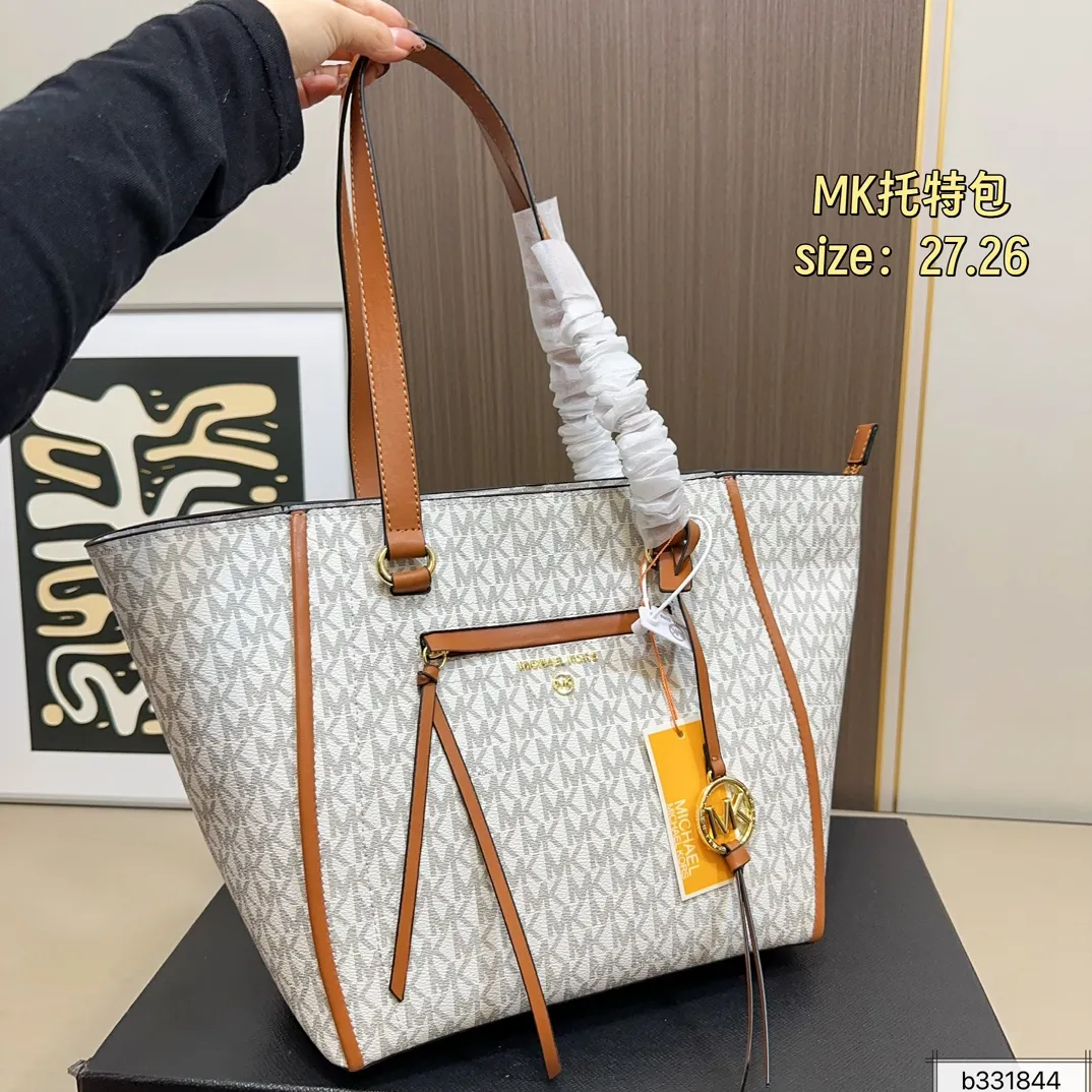 💰160 配盒⚠️尺寸27.26 MK tote托特包 很好打理还耐磨！ 经典大方，显得整个人气质upup🔝 通勤or逛街 背它准没错 怎么搭 都好看，人称神仙包💃