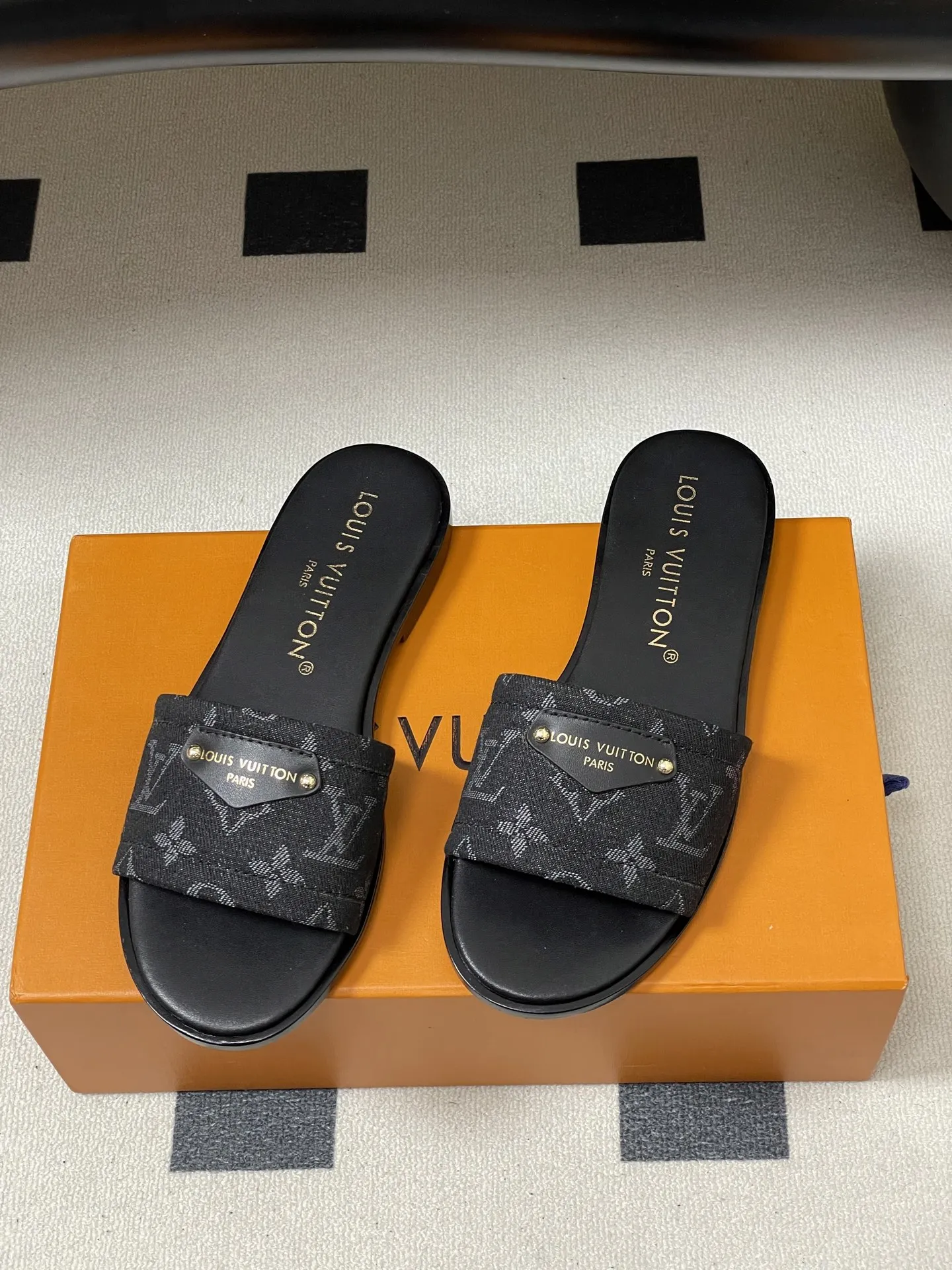 p260- 25ss夏季新款 LOUIS VUITTON 路易威登 Lv Lily丹宁牛仔老花布平底一字带凉拖鞋 Lily 平底凉拖以标志性Monogram丹宁布构筑闲雅设计,为宽幅鞋面融入路易威登标识压纹皮革标签和耀目饰钉,与皮具系列异曲同工。嵌入橡胶的柔软皮革外底升级舒适体验。 鞋面:定制丹宁老花布 内里垫脚:羊皮 鞋底:意大利加厚真皮大底 码数:35-41(40.41定做不退换)