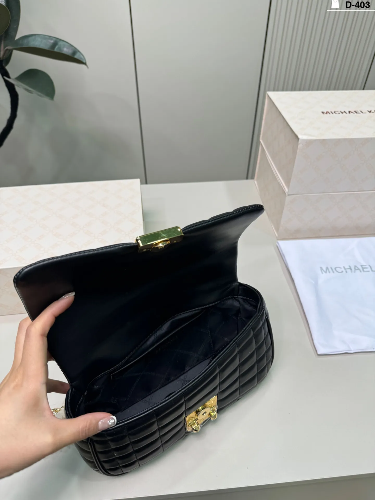 💰p135 D-403尺寸25×15折叠盒 MK Tribeca链条包 透出饱满细腻的质感在秋冬搭配率很高 搭大衣或连衣裙都质感又有品味~