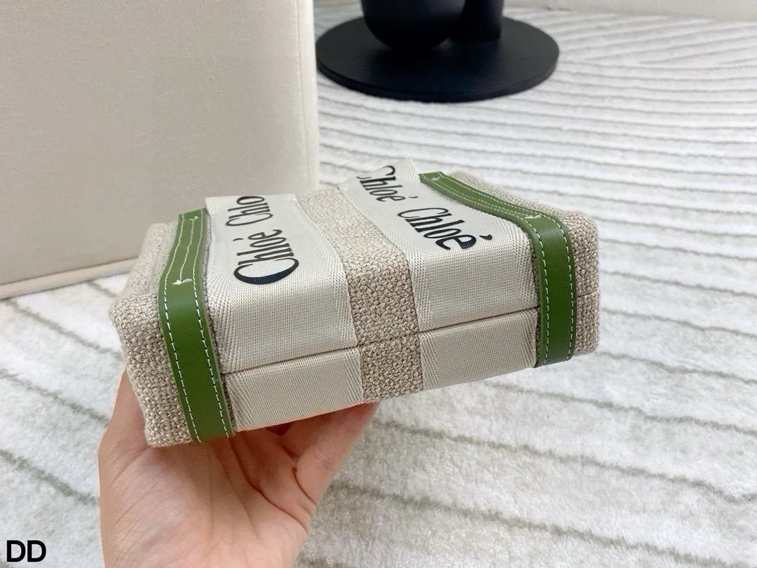 p100 无盒🎁 Chloe Woody tote mini 太有范儿了小巧可爱 配色高级 自重轻 手提斜挎完全无压力 mini的同时还可以放下手机哦 这贴心的设计太爱了！尺寸：19.5*15