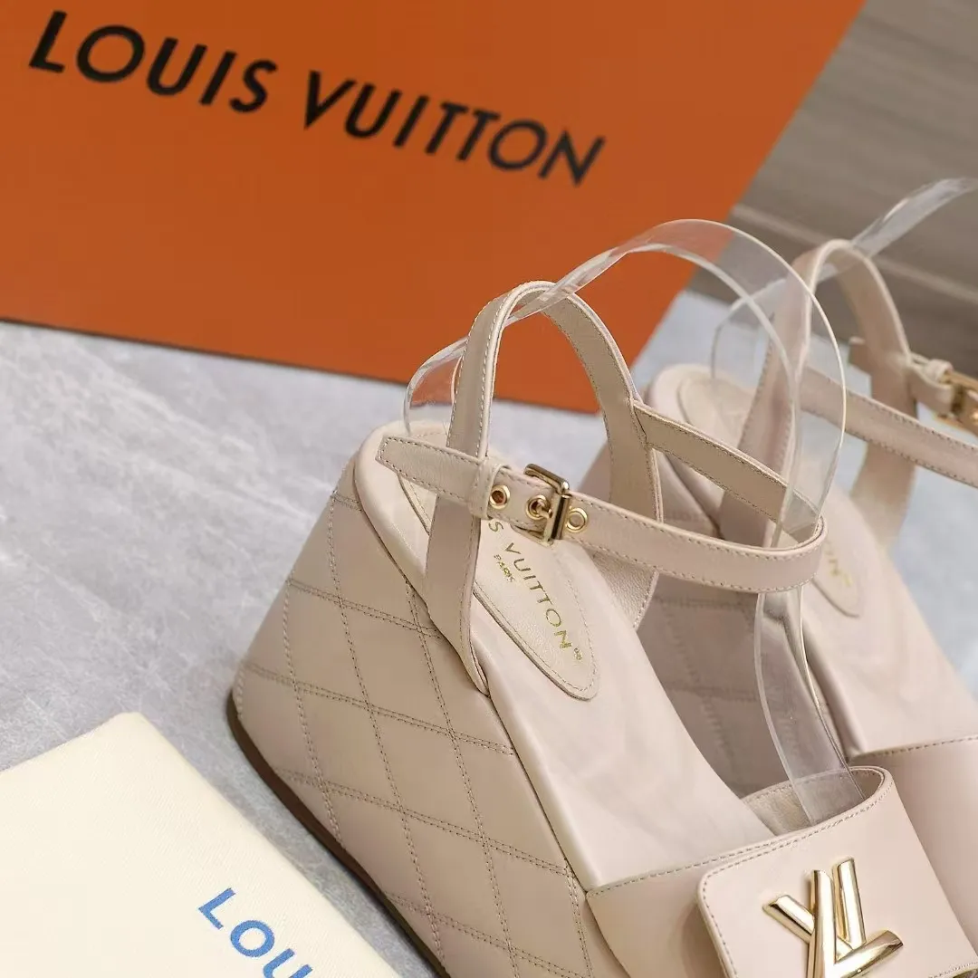 🔥🔥🔥顶级版本260💰💰 💯💯💯Lv最新恨天高 坡跟水台凉鞋 ⚡️2025夏季最新款Louis Vuitton/路易威登女款LV字母高跟凉鞋,此款V家凉鞋背面的Shake开放式臀部设计由进口小牛皮制成,大胆设计的色彩呈现,完美提升其现代线条,以其标志性的V行宽跟和带有品牌字母的精致细节而著称,灵感来自Twist包的标志性开舍,永恒的路易威登签名优雅 2025夏季女神们的夏季必备款, 原版复刻,脚感超舒适。尽显女王气质 鞋面:进口小牛软皮+LV字母装饰, 内里:进口羊皮 垫脚:进口羊皮垫脚, 大底:原版开模TPR大底 跟高:9CM 标准码:35-42(41 42码订做 不退不换) 配原版抽屉盒