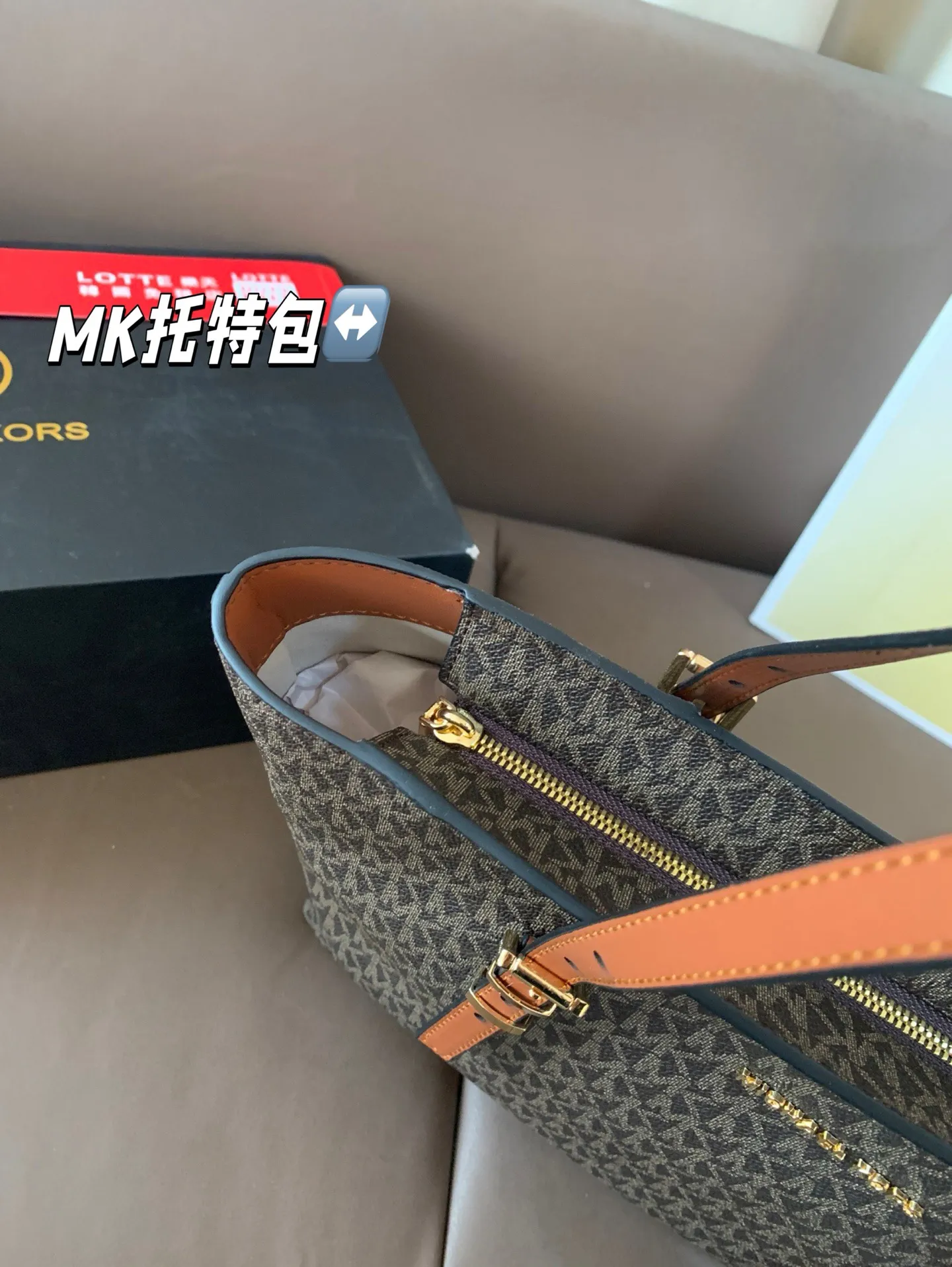 P180 配盒子 MK托特 超适合秋冬背的MK包包 MK万年耐看老花包，托特包 经典爆 的色系包型，完全不会老气!! 经典百搭，日常通勤超适合，颜值和质感都拉满了!绝美的包包配上大空间的容量 尺寸：30*24