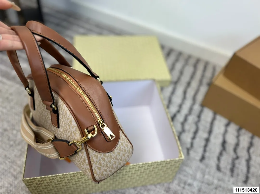 p160 配盒子 MK贝壳包 材质耐造耐磨 设计简约 包身轻便 日常造不心疼 上身酷!时髦! 尺寸26 18