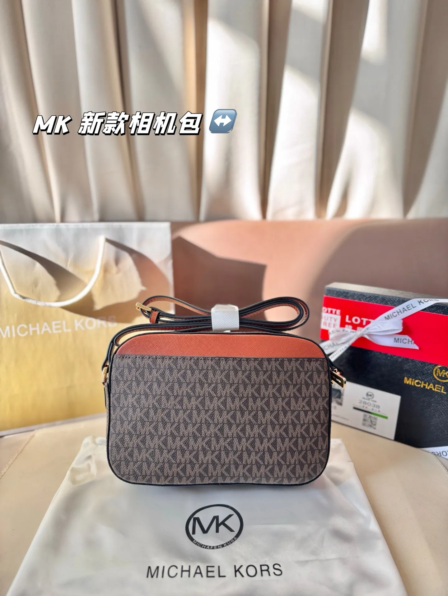 P130 配盒子 MK 新款相机包 专柜最新同歩 最新款 新鲜出炉啦‼️简直是美到人心啦 原版五金logo 首选进口皮料 质感超赞😍😍所谓人人必备一款 这个款式必须自留 真的是让人眼前一亮 喜欢的美妞抓紧啦 实物简直太美 尺寸:24*17