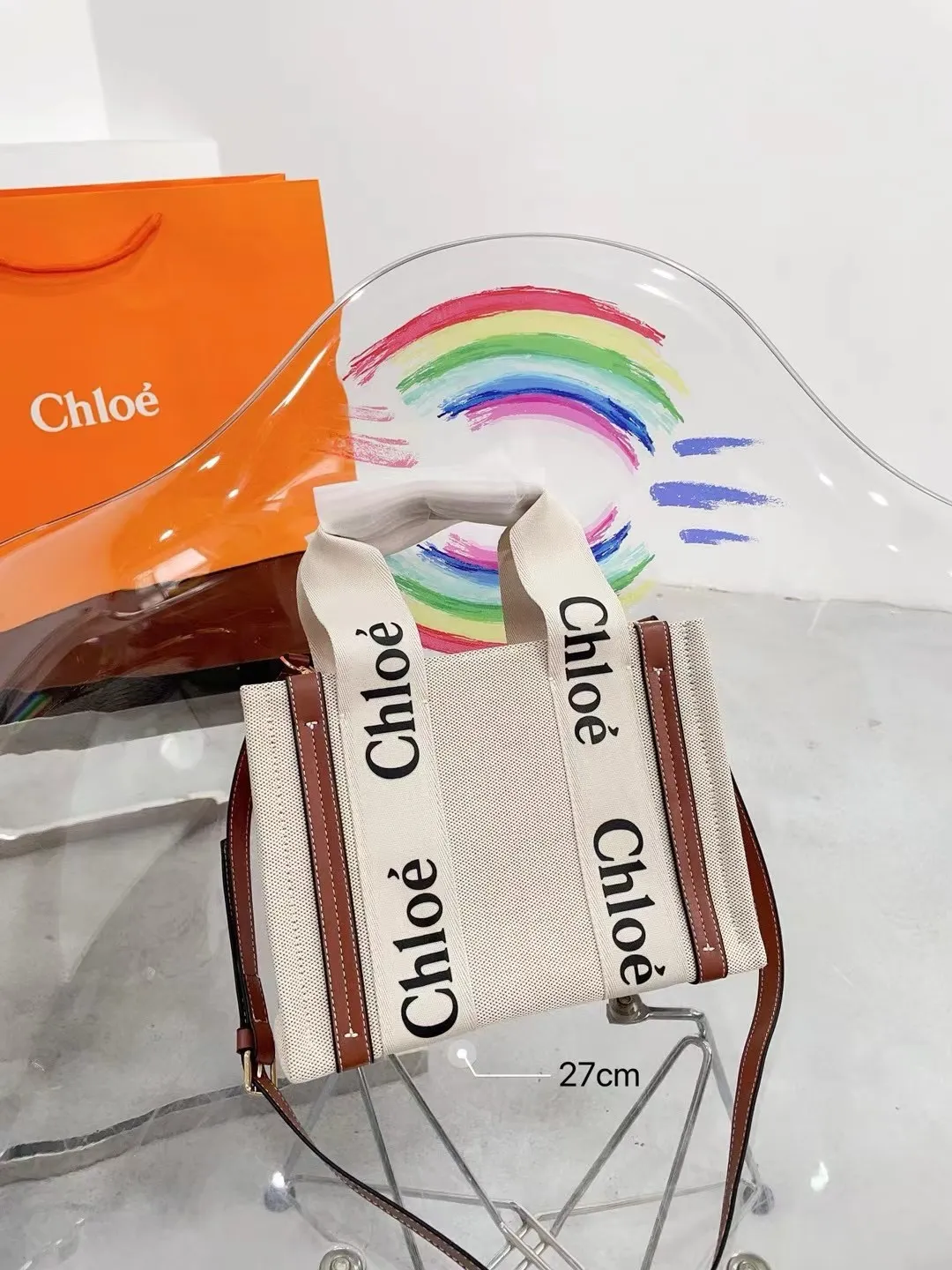 📷💰110 💰105 💰100 Chloe 克洛伊购物袋🛍️Chloe堪称潮包制作机,就在2021年伊始,有一款默默卖翻的手提袋 Woody Tote Bag,在社群掀起极高讨论度,主要原因除了款式美之外,更应容量能装,超高CP值等等优点 尺寸,45cm,37cm,27cm