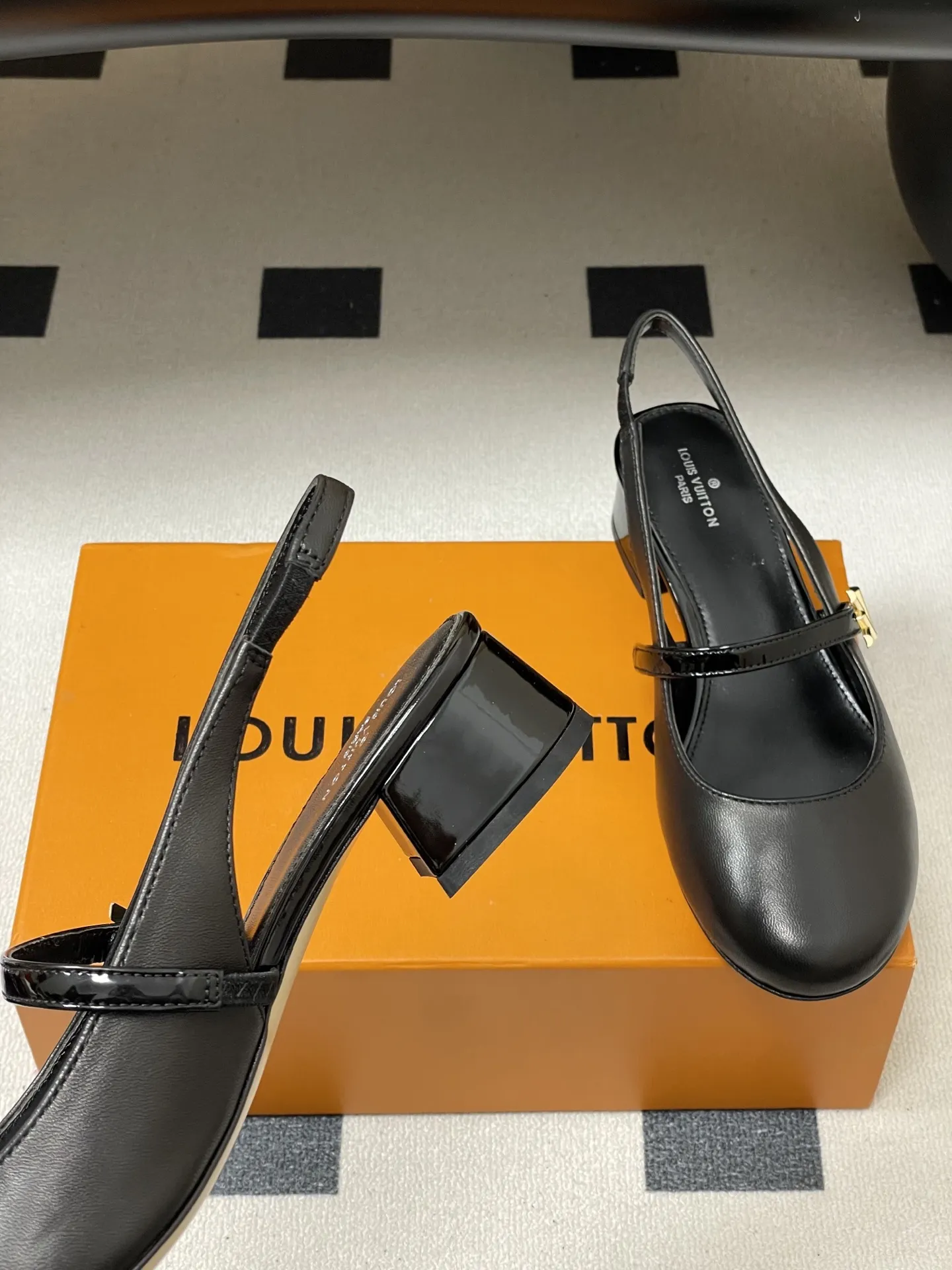 p290- 26ss春夏新款Louis Vuitton LV ROMY高跟鞋系列最 小矮跟后空凉鞋 经典五金金属V扣玛丽珍鞋后空粗跟凉鞋字母标单鞋 本款Romy 高跟鞋取材真皮革，呈现柔软质感和利落外观。圆润鞋头流露柔美气息，弹力后带方便穿脱。漆面皮革包覆平稳方跟和纤细鞋带，后者点缀LV Twist装饰。 可爱的圆头造型搭配LV标志-精致又好看，粗跟脚感特别的好穿舒适。经典百搭单品！ 原版开模V型金属跟！ 鞋面：小牛皮 内里垫脚：羊皮 鞋底：意大利A级真皮大底 跟高：3.5cm 码数：35-39（40.41定做不退换）