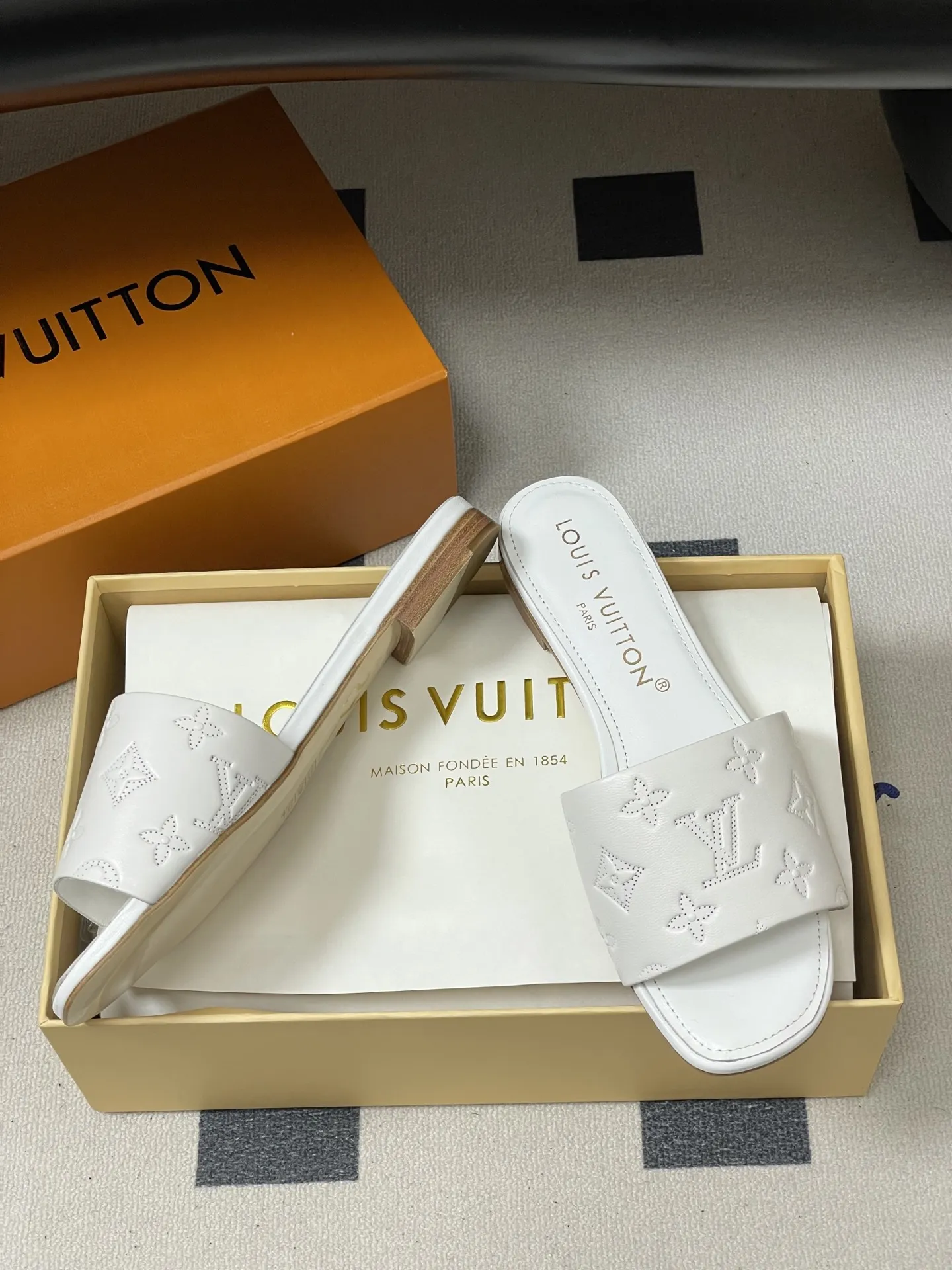 p260- 26Ss春夏新款Louis vuiteeon 路易威登LV 6AM凉拖鞋小猫跟拖鞋字母压印一字带平底拖鞋 本款6AM凉拖取材粒面牛皮革,以饰压印筑LV字母和Monogram花卉,令宽幅鞋面闪烁金属莹泽。妩媚小猫跟和柔软皮革外底完善整体。 鞋面:牛皮 内里垫脚:羊皮 鞋底:意大利真皮大底 跟高:平底/5.5cm 码数:35-39(40.41.42定做不退换)