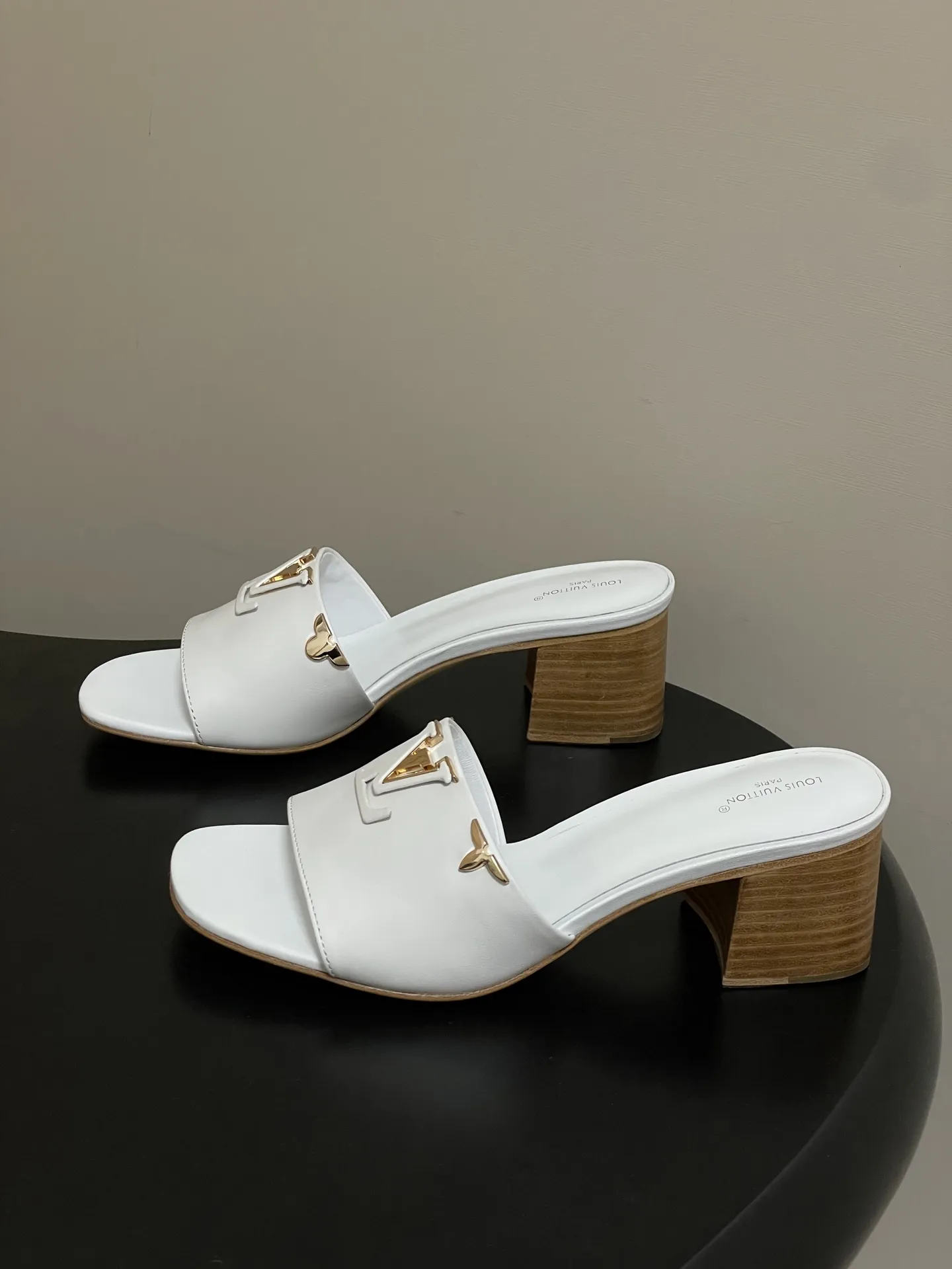 p260- 经典款Louis vuitteon路易威登 Lv Isola凉拖鞋系列经典字母logo大扣一字带粗跟拖鞋五金扣平底凉拖鞋 LV Isola穆勒凉拖,选用优质小牛皮,搭配金属LV Logo,简约又超有辨识度!木质粗跟设计,舒适又时髦,日常通勤、休闲都能轻松驾驭。开放式鞋面,夏天穿超透气,白色百搭,裙装裤装随心搭配,轻松get高级感穿搭风格! 这款拖鞋展示的是一种轻松而优雅的风格,由柔软的小牛皮制成。这款型号以其宽大的鞋面而闻名,上面点缀着部分皮革覆盖的品牌配件,加以精致而耐用的皮革大底完成了这一设计! 鞋面:定制小牛皮 内里垫脚:羊皮 跟高:平底/4.5cm 鞋底:意大利真皮大底 码数:35-39(40.41.42定做不退换)
