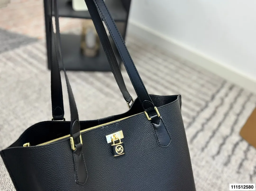 P170配盒⚠️尺寸34.25 MK 托特包 Mk应该算是轻奢品牌中质量最好的了，十分耐操，而且他家包包的设计一点也不会比大牌差，重点是还是咱家幂幂代言的哦。性价比极高，材质，设计都极好。低调的标志加上大气的外形设计，非常适合职场女性，低调又独立。