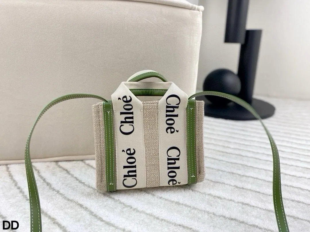 p100 无盒🎁 Chloe Woody tote mini 太有范儿了小巧可爱 配色高级 自重轻 手提斜挎完全无压力 mini的同时还可以放下手机哦 这贴心的设计太爱了！尺寸：19.5*15