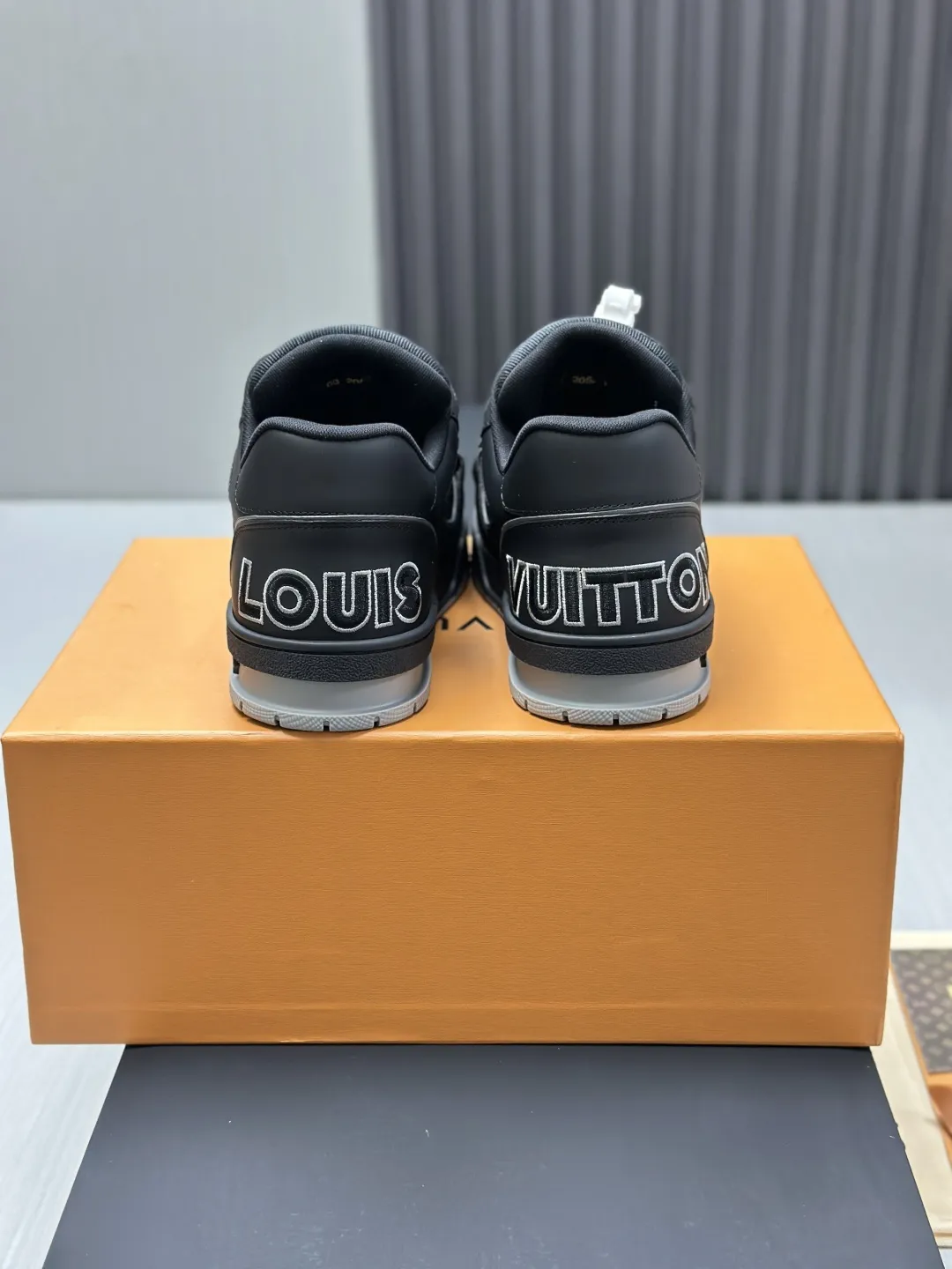 工厂直销&yen;300💰顶级版本 LV-路易威登-经典走秀新款 空胶工艺&middot;原版1：1开发复刻！！上脚非常舒适 奢侈用料，做工精细，中底印有欧洲制造英文字母 鞋面由意大利进口小牛皮拼接，侧边饰有品牌LOGO标志及签名，最新乳胶垫脚➕网布内里，脚感超舒适。原厂特供原版双色TPU组合大底。套包工艺 固特异缝合锁边 面料:独家定制头层牛皮 配件:独家私模Vuitton 标识， 内里:定制丝滑网里-头层丝绸牛皮内里 大底:TPU组合大底耐磨防滑防黄 垫脚:新款乳胶垫-网纱吸汗 专柜工艺:全电脑针车拉线 鞋头 后套 冷热定型 全套拉帮套楦中低logo花纹 专柜包装 -鞋带 证书 卡片 说明书 合格证 防尘袋 全网最齐包装 女款35-40男款38-46（38/46订做不退换！