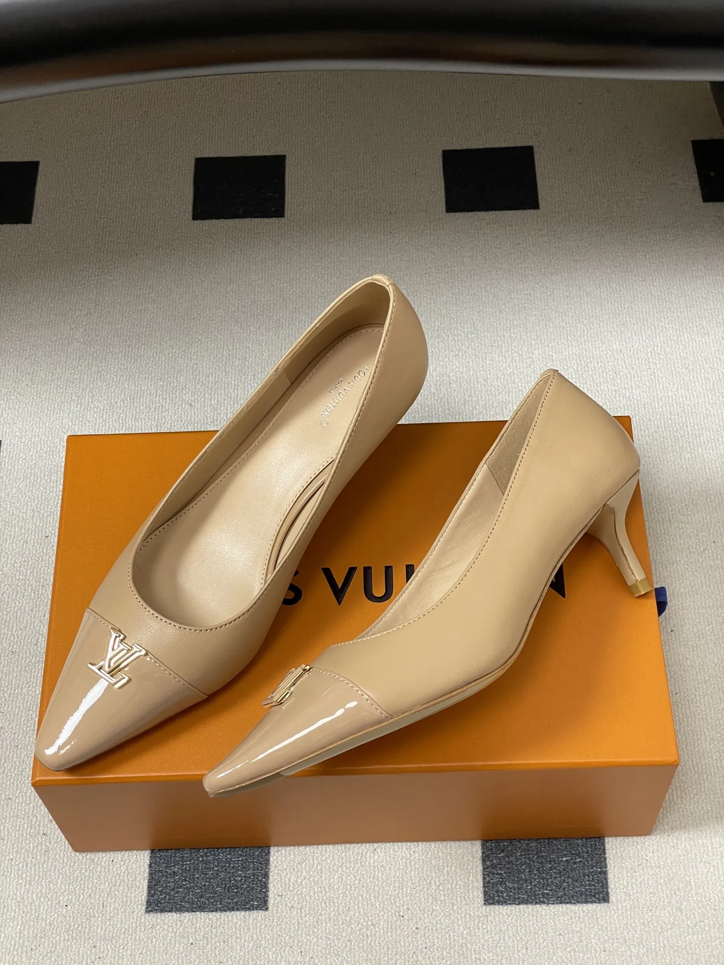 p290- 26ss春夏新款 LOUIS VUITTON 路易威登 LV 拼色高跟鞋系列经典字母V扣细跟浅口单鞋/平底芭蕾舞鞋 LV尖头单鞋,漆皮材质+经典Logo,简约优雅又超有辨识度!尖头设计拉长腿部线条,裸色百搭,通勤、职场、约会都能轻松驾驭。平底结构,舒适好走,长时间站立也不累。无论配西装裤还是连衣裙,都能轻松切换干练or温柔风格,是职场女生和时尚达人的必备单品! 鞋面:定制小牛皮 内里垫脚:羊皮 鞋底:意大利真皮大底(原版开模注塑前掌) 跟高:9.5cm/6cm/平底 码数:35-39(40.41定做不退换)