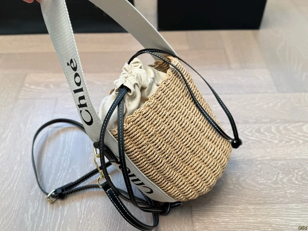 ¥100 Chloe 克洛伊 新款草编包 菜篮子 真的好清爽炒适合海边 是属于夏天的包没错啦 背起来吧 姐妹们 尺寸: 15 18