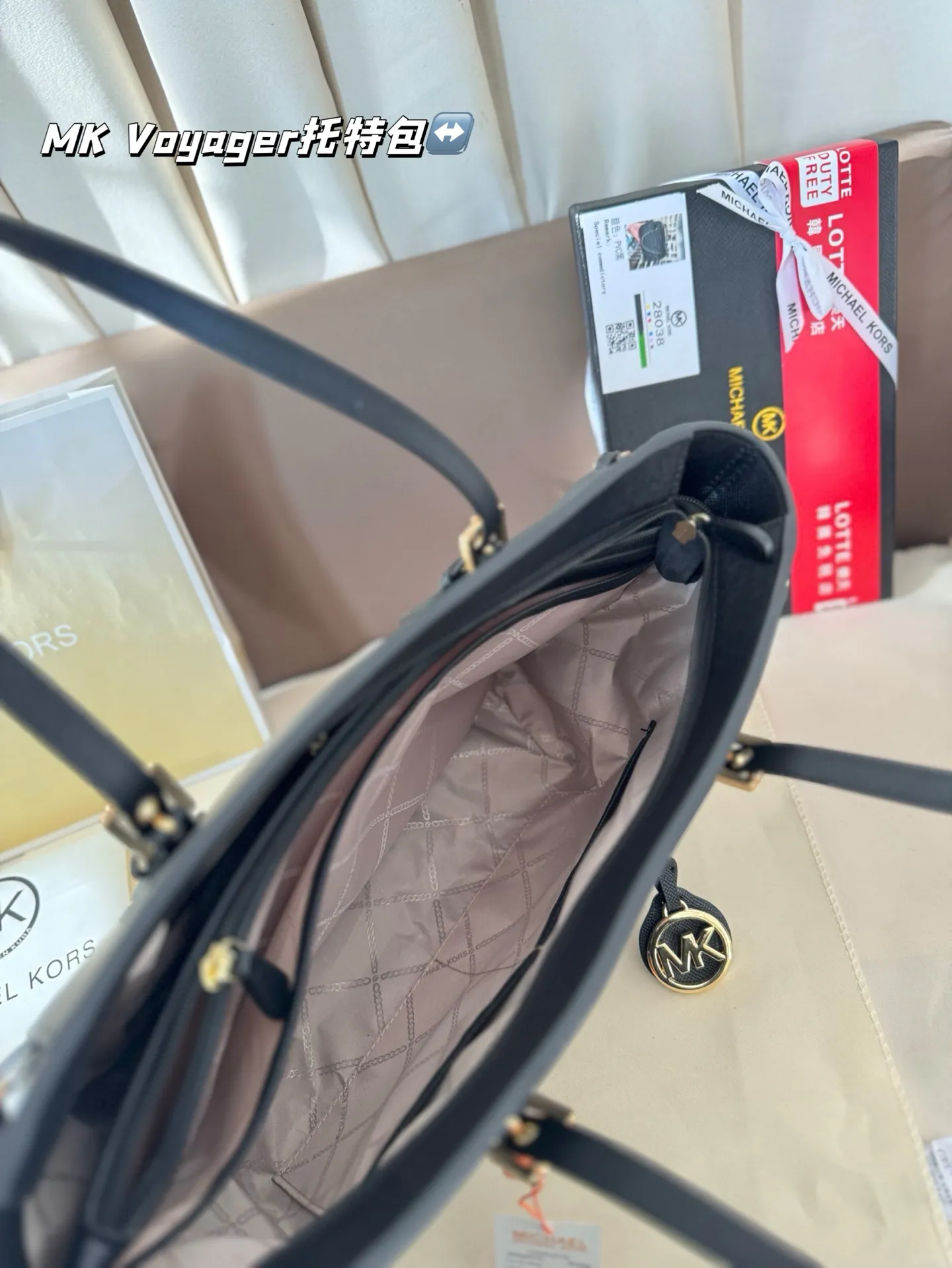 P165 配盒子 MK Voyager托特包 特别适合宝妈,或者日常通勤,巨能装。可以放下平板,平板电脑,短途旅行可以直接放几套衣服啥的,比较实用。尺寸:32*5*25